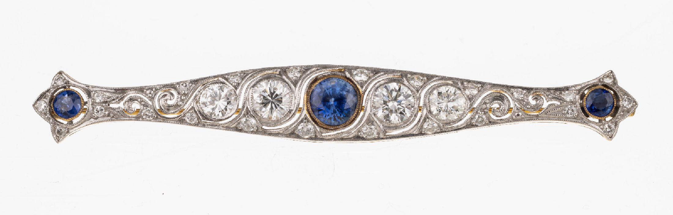 18 kt Gold Saphir-Diamant-Brosche, um 1930, GG 750/000 gepr., Schauseite platiniert, 4 Brillanten zus. ca. 2.10 ct Weiß-get.Weiß/si- p, 24 ...