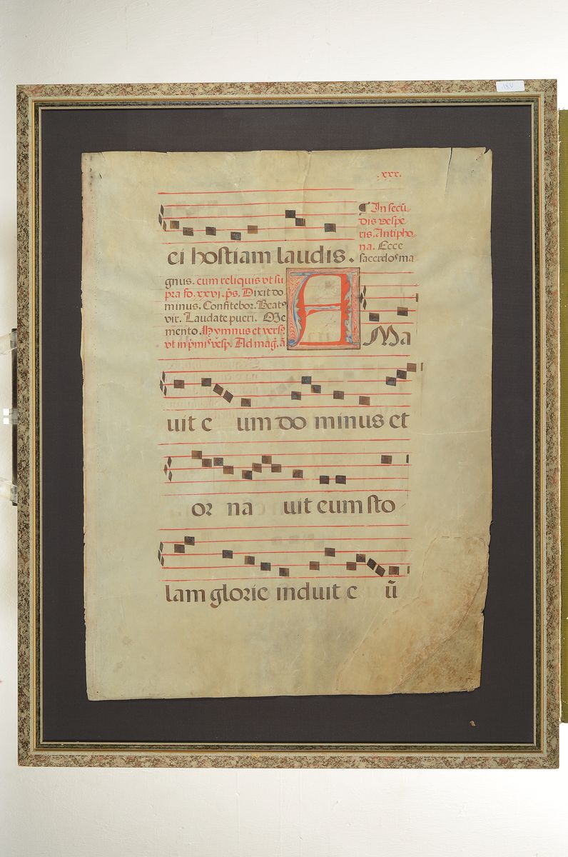 Detail k: Noten-/Textblatt aus einem Antiphonar, um 1500, fünfzeiliges, rotes Notensystem mitquadradtischen Noten, Text in Schwarz und Rot, große Initiale, ...
