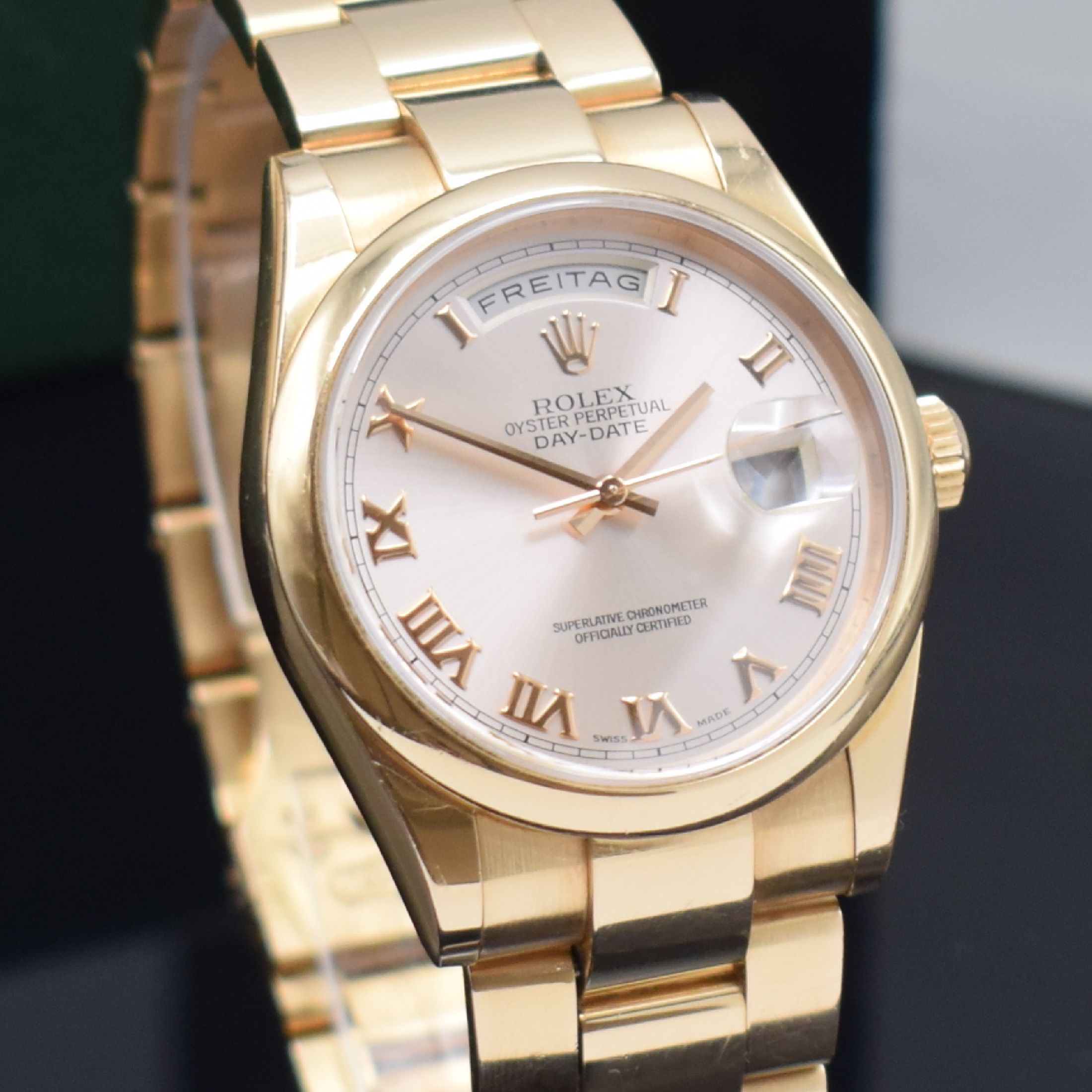 Detail e: ROLEX Herrenarmbanduhr Oyster Perpetual Day- Date Roségold 750/000 Referenz 118205, Automatik, LC 100, P-Serie, Boden und Krone verschr., ab Herst. ...