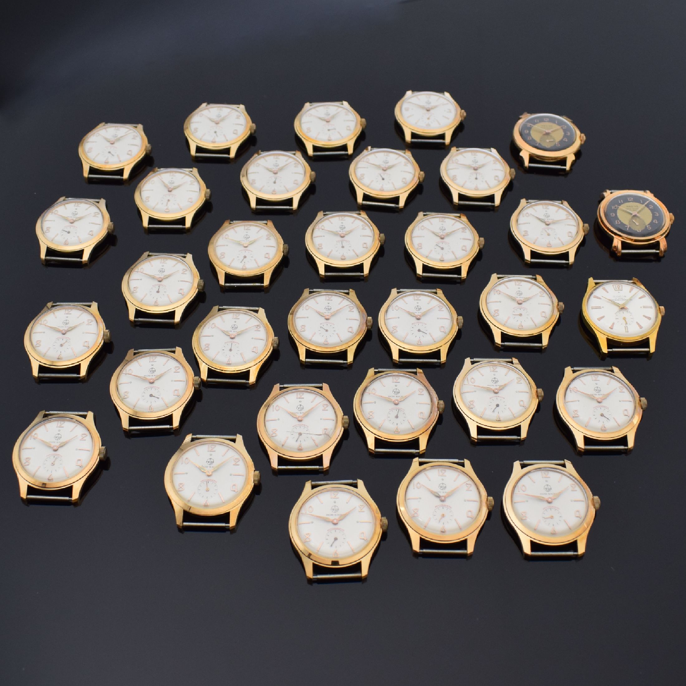 Großes Konvolut: 32 ungetragene Armbanduhren, Frankreich um 1960, alle Handaufzug, 29 x bezeichnet REGA, 2 x NED´YS, 1 x SODIA, alle Gehäuse ...