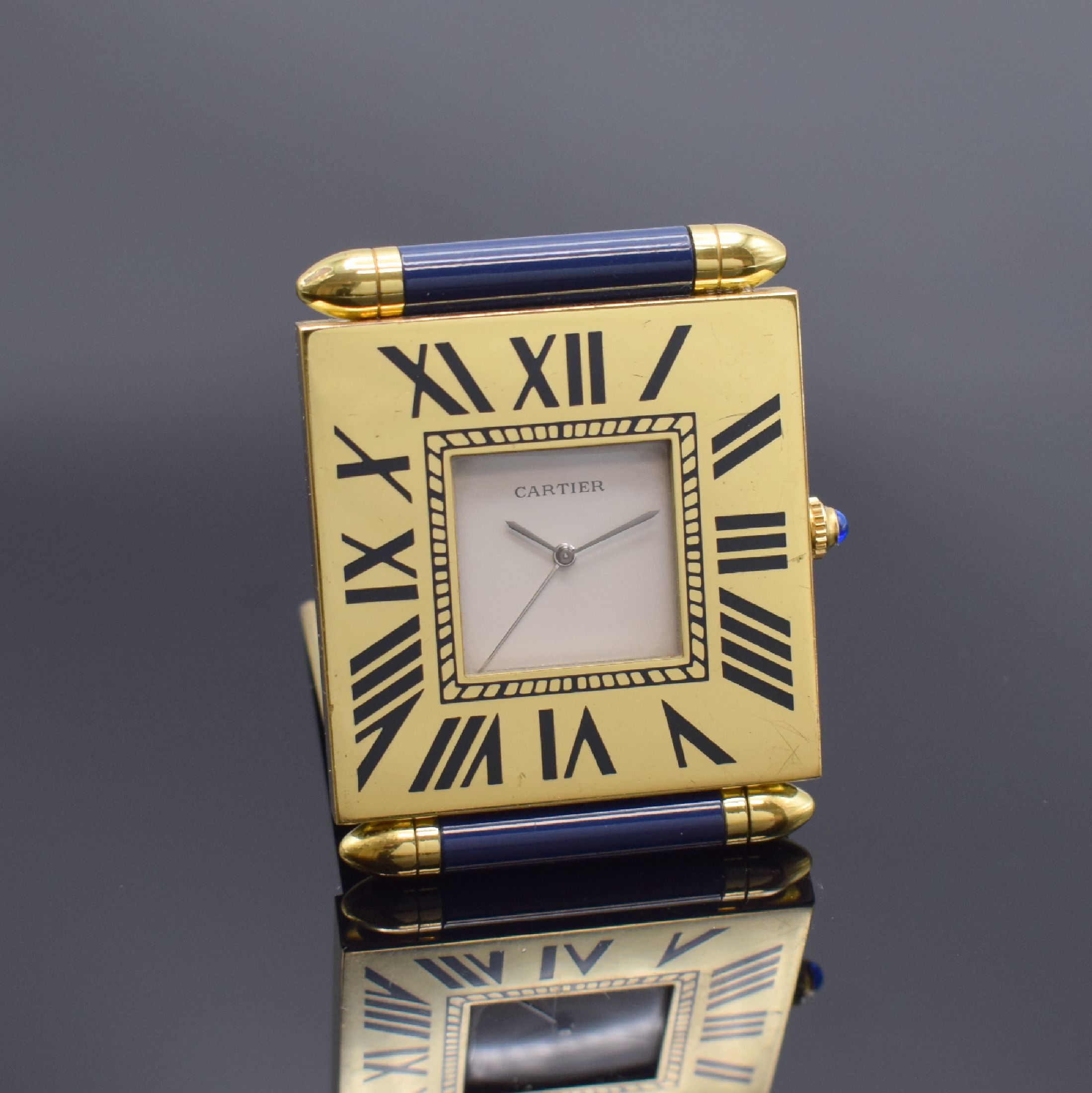 CARTIER kleiner Tischwecker, Schweiz um 1990, quarz, verg., ausklappbares Gehäuse, Lünette m. lack. römischen Zahlen, silb. Zifferbl., silb. ...