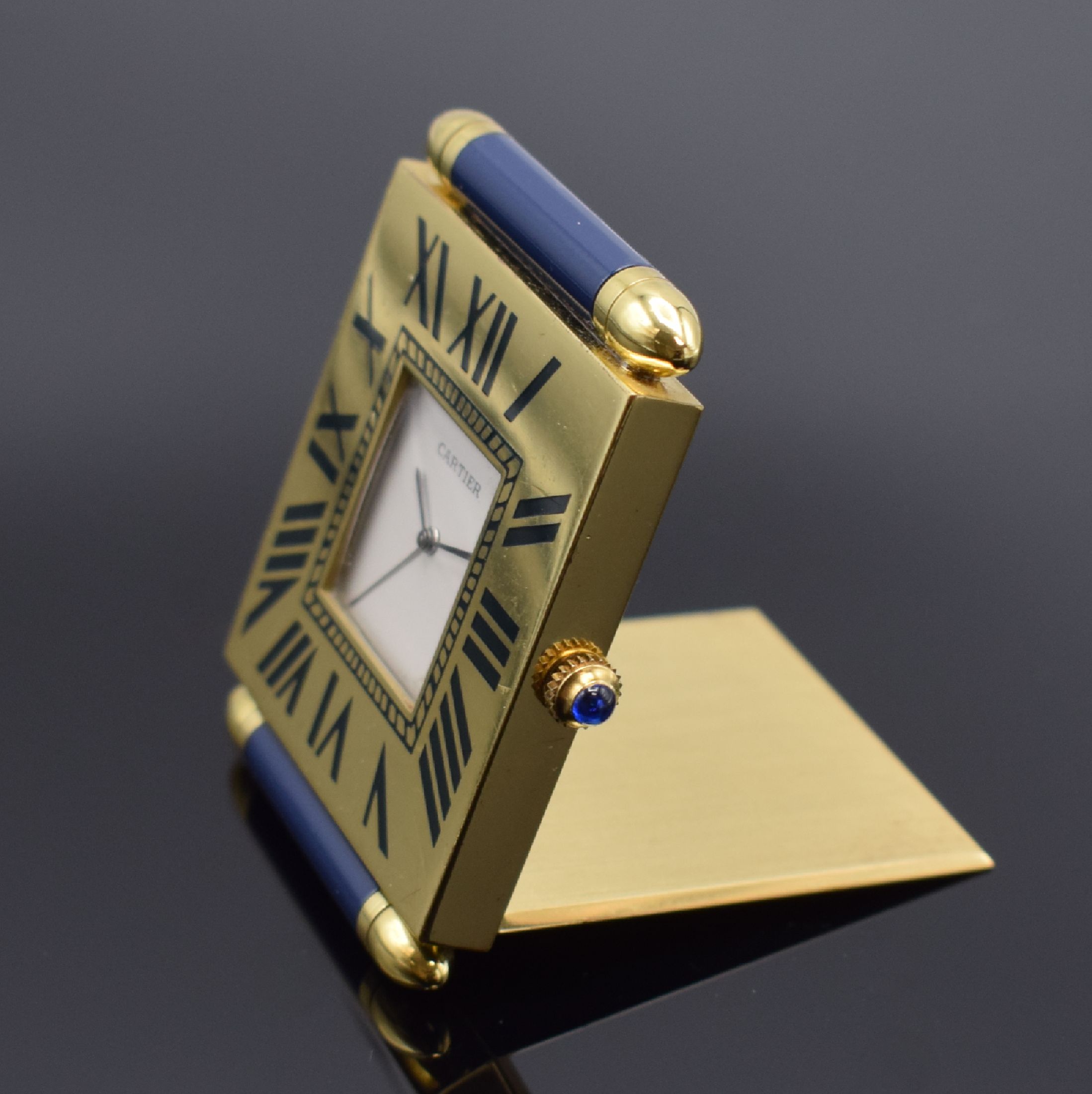 Detail a: CARTIER kleiner Tischwecker, Schweiz um 1990, quarz, verg., ausklappbares Gehäuse, Lünette m. lack. römischen Zahlen, silb. Zifferbl., silb. ...