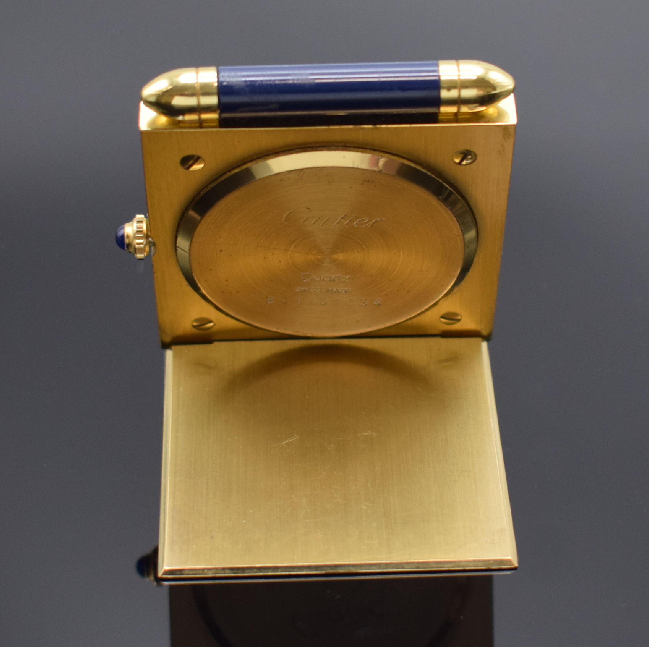 Detail b: CARTIER kleiner Tischwecker, Schweiz um 1990, quarz, verg., ausklappbares Gehäuse, Lünette m. lack. römischen Zahlen, silb. Zifferbl., silb. ...