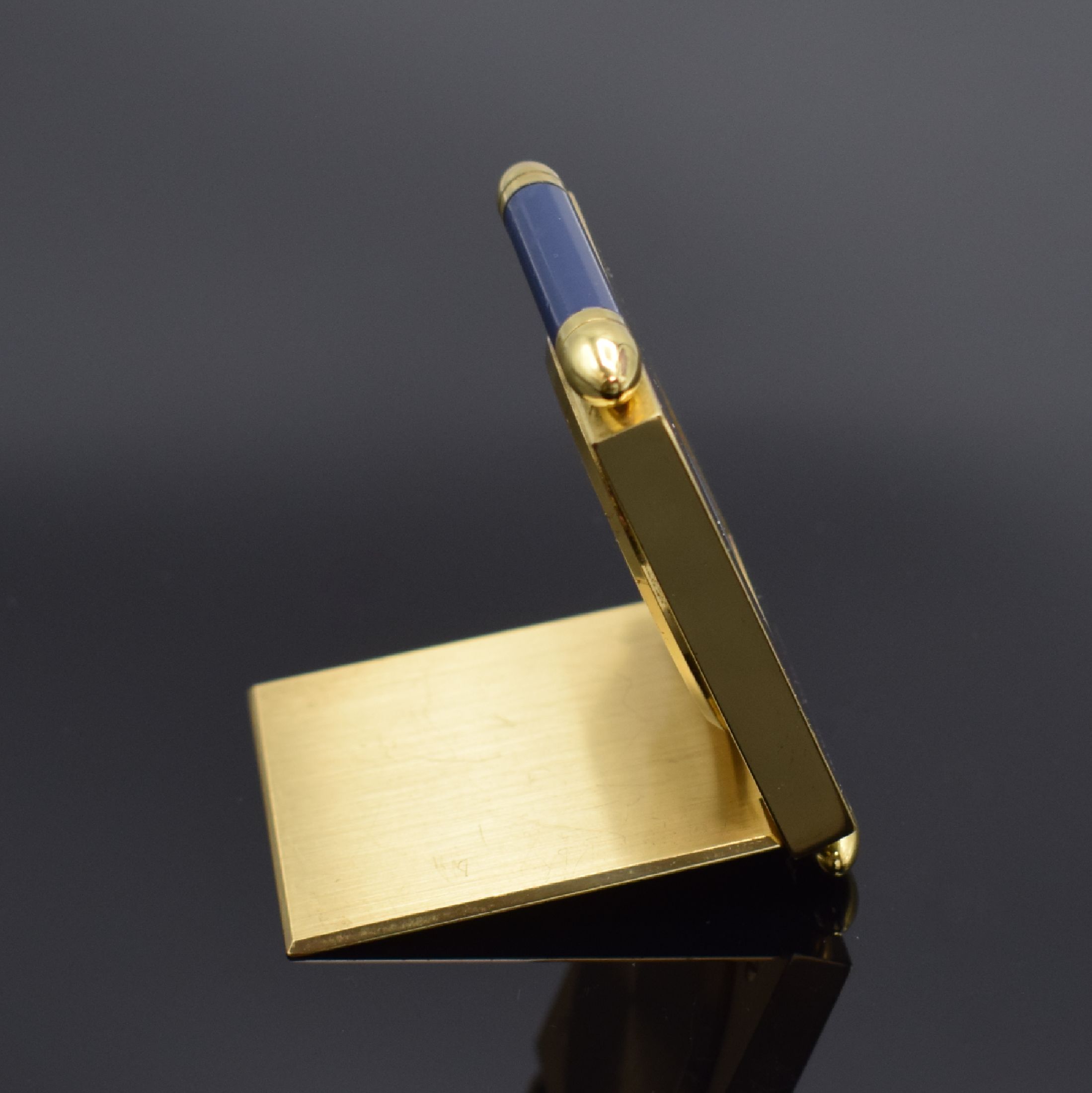 Detail c: CARTIER kleiner Tischwecker, Schweiz um 1990, quarz, verg., ausklappbares Gehäuse, Lünette m. lack. römischen Zahlen, silb. Zifferbl., silb. ...