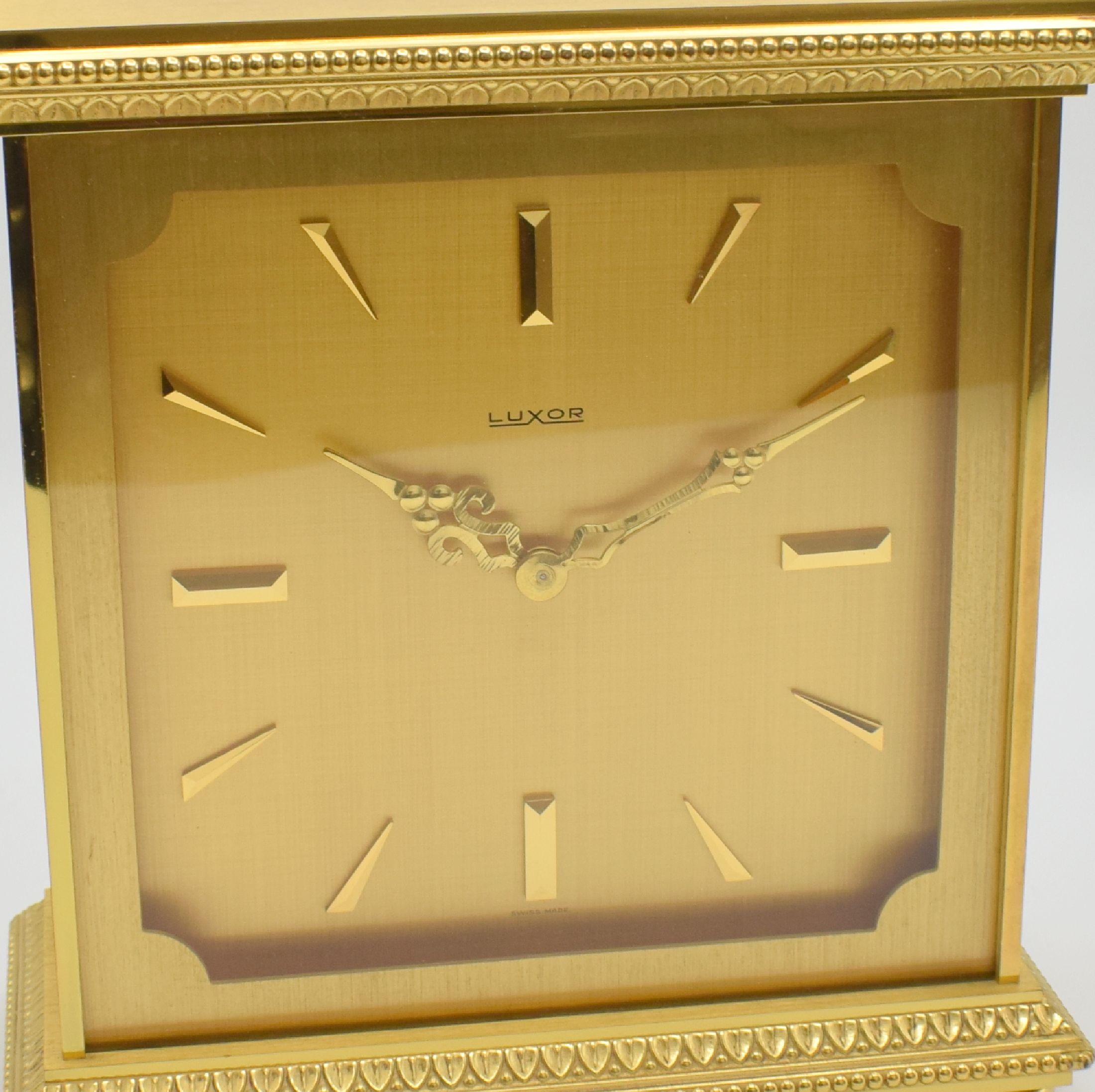 Detail a: LUXOR hochwertige Tischuhr mit Schlagwerk, Schweiz um 1980, quadratisches Messinggeh. auf 4 Füßen, gold. Zifferbl., aufges. Std.- Ind., gold. ...