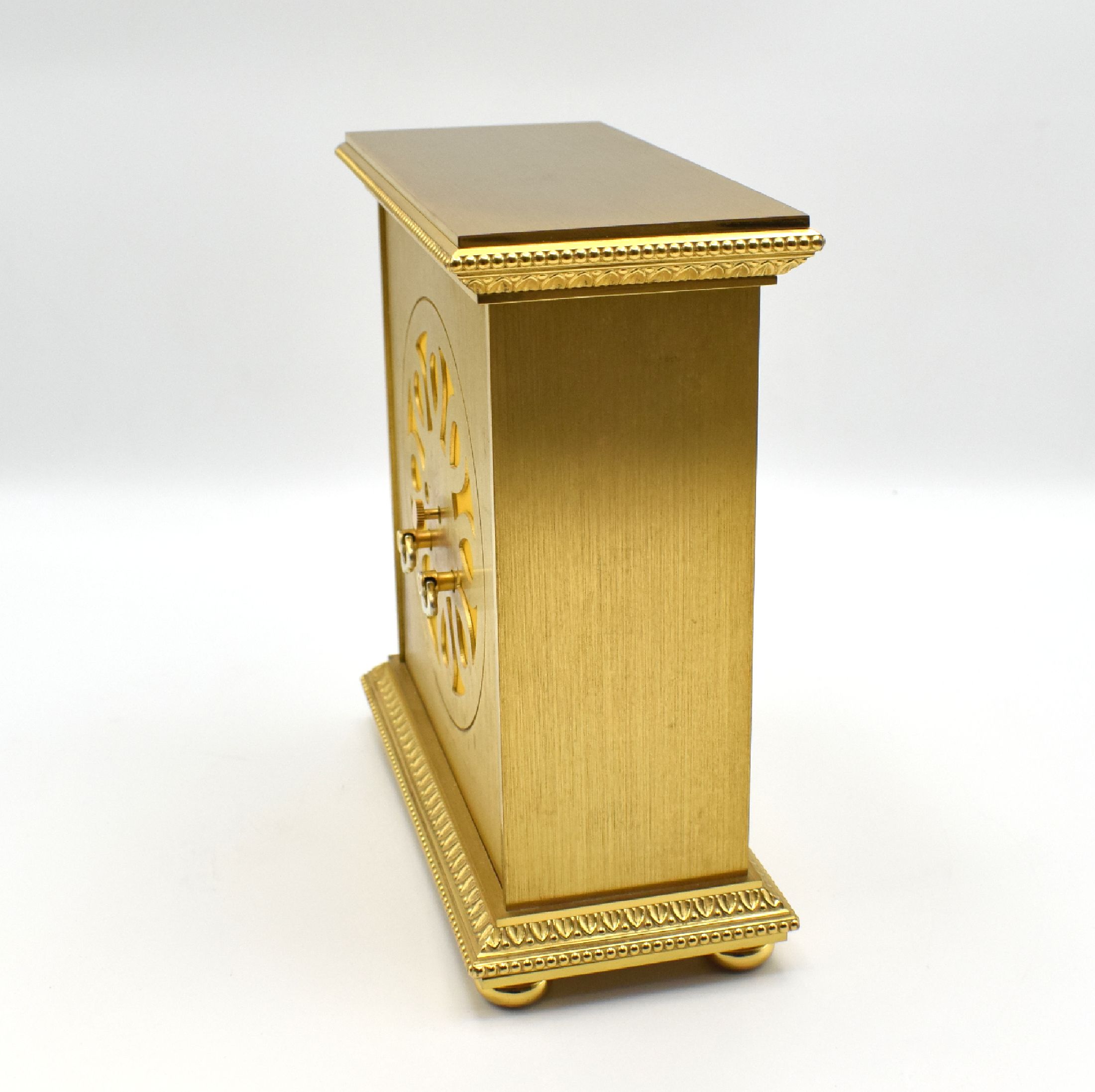 Detail b: LUXOR hochwertige Tischuhr mit Schlagwerk, Schweiz um 1980, quadratisches Messinggeh. auf 4 Füßen, gold. Zifferbl., aufges. Std.- Ind., gold. ...