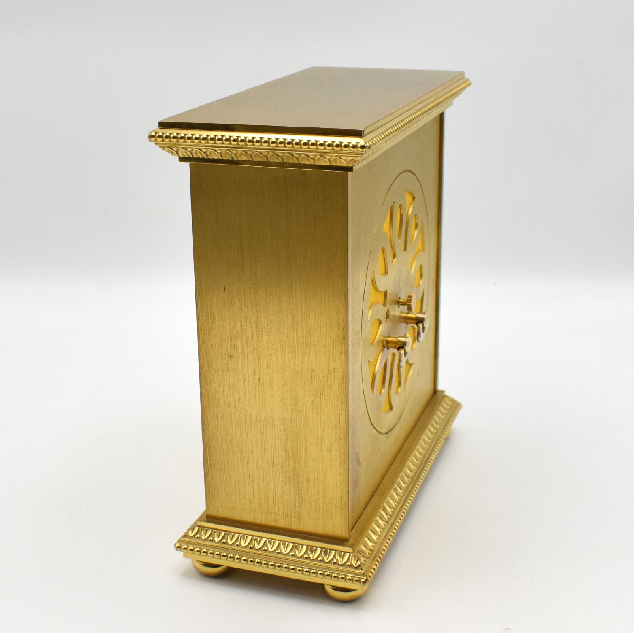 Detail d: LUXOR hochwertige Tischuhr mit Schlagwerk, Schweiz um 1980, quadratisches Messinggeh. auf 4 Füßen, gold. Zifferbl., aufges. Std.- Ind., gold. ...