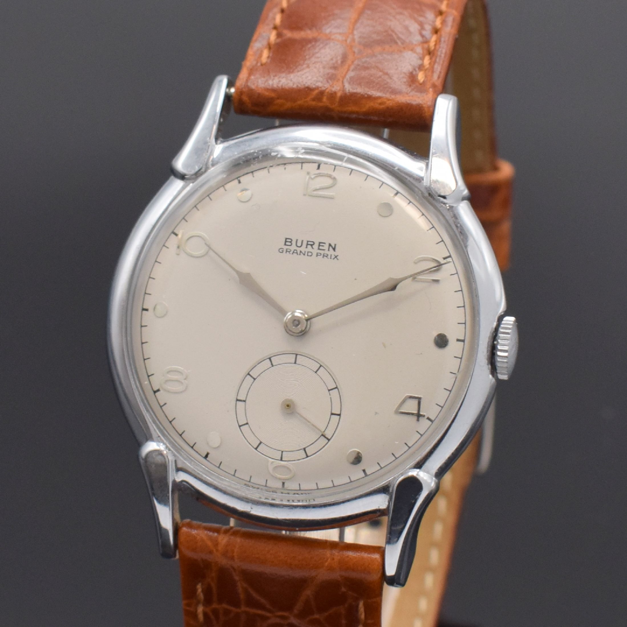 Detail a: BUREN Grand Prix Herrenarmbanduhr, Schweiz um 1955, Handaufzug, verchr. Geh., Stahlboden (dell.) gedr., silb. Zifferbl., silb. Std.-Ind., Zeiger und ...