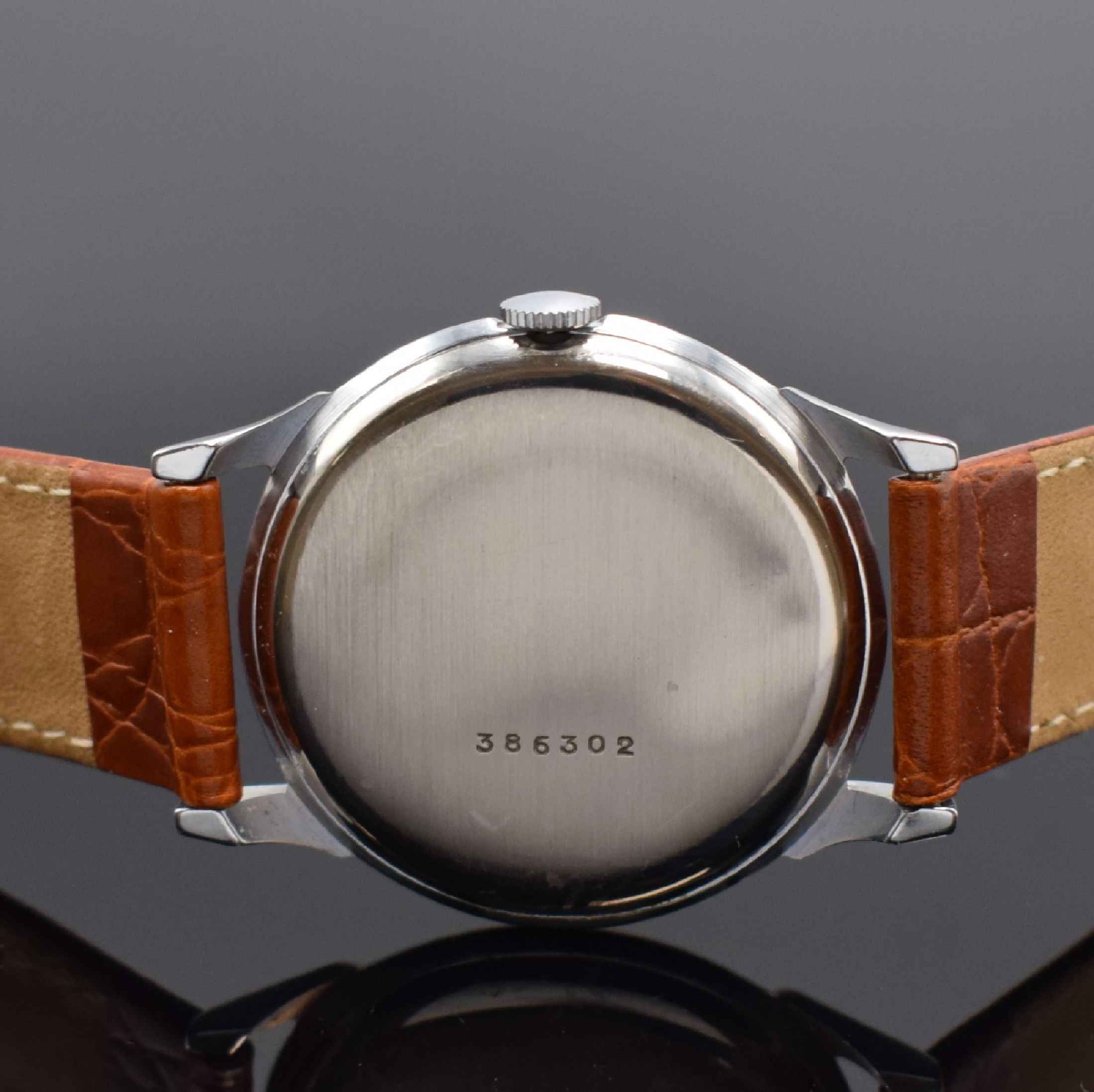 Detail b: BUREN Grand Prix Herrenarmbanduhr, Schweiz um 1955, Handaufzug, verchr. Geh., Stahlboden (dell.) gedr., silb. Zifferbl., silb. Std.-Ind., Zeiger und ...