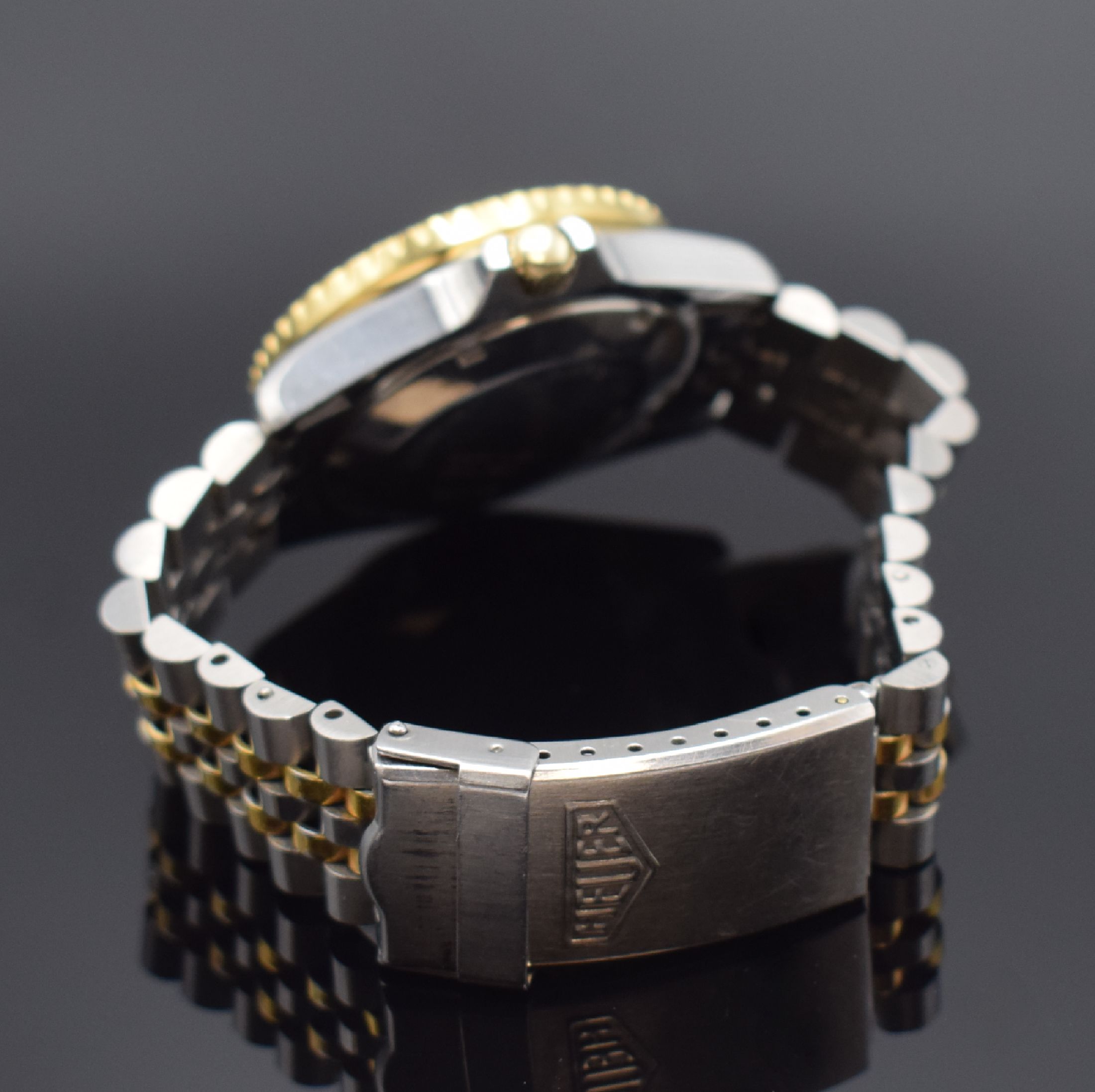 Detail b: HEUER Herrenarmbanduhr im Taucherdesign Referenz 980.020, Schweiz um 1980, quarz, Edelstahlgeh. teils verg., Gliederband m. Faltschl., Boden u. Krone ...