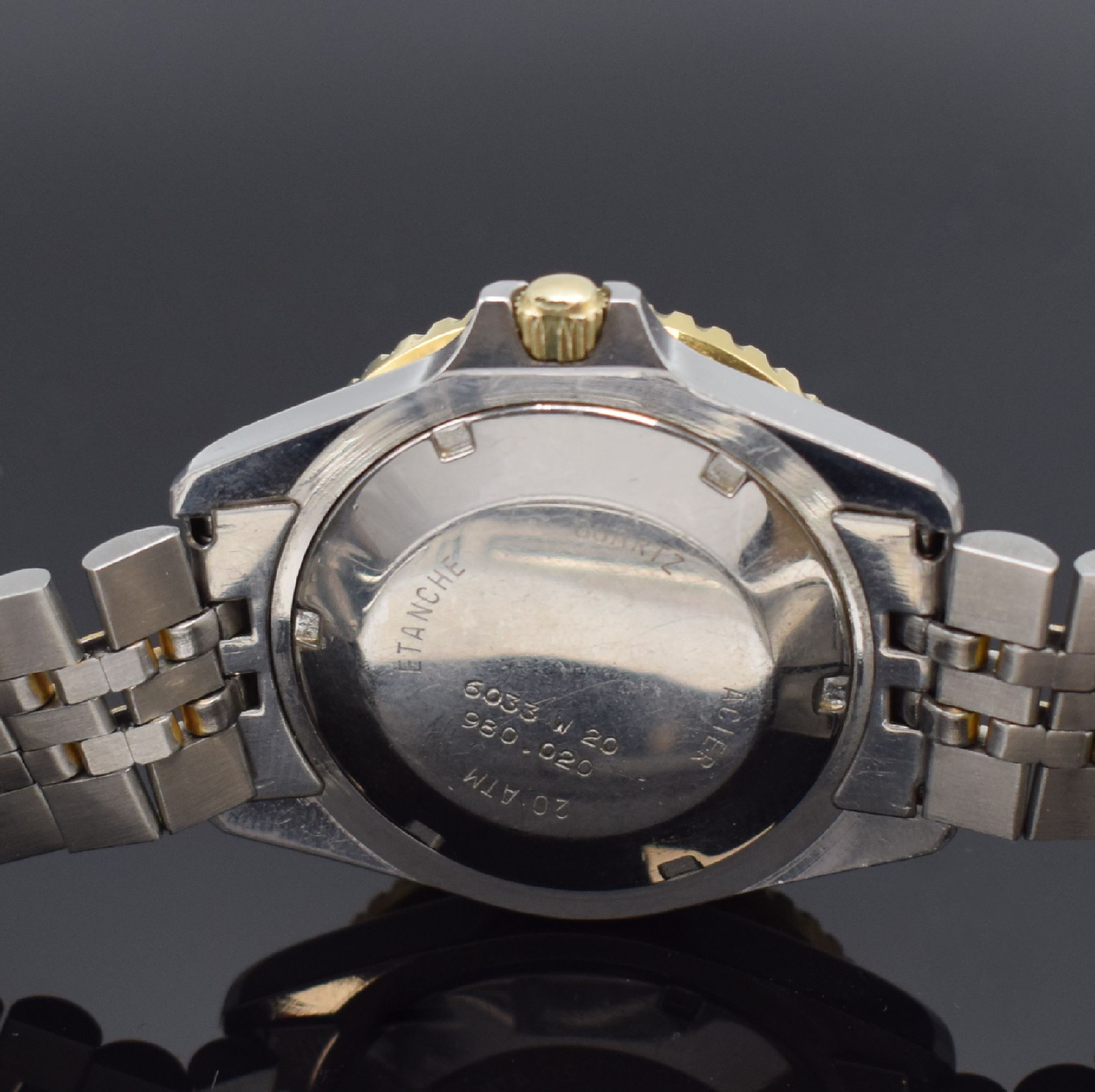 Detail d: HEUER Herrenarmbanduhr im Taucherdesign Referenz 980.020, Schweiz um 1980, quarz, Edelstahlgeh. teils verg., Gliederband m. Faltschl., Boden u. Krone ...