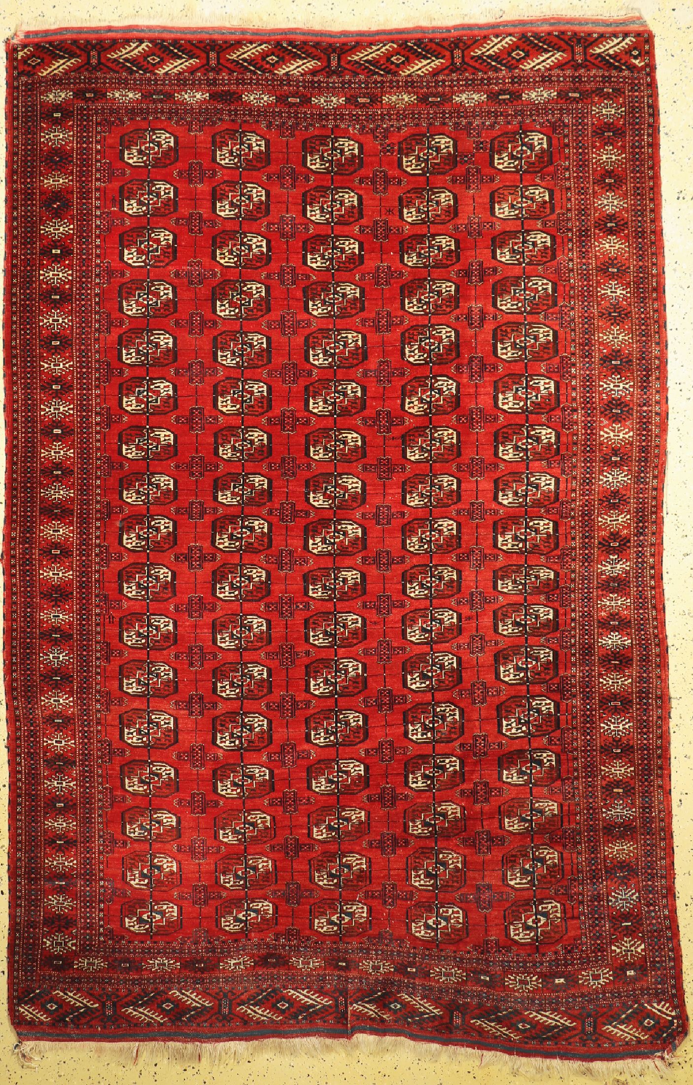Tekke, Turkmenistan, um 1920, Wolle auf Wolle, ca. 295 x 200 cm, EHZ: 2, Trittfalte