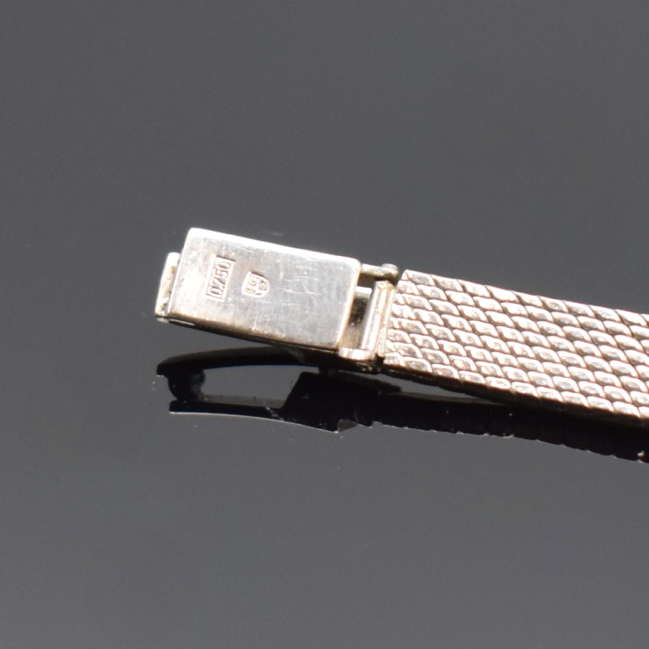 Detail b: EBEL Damenarmbanduhr in WG 750/000 mit Diamanten, Schweiz um 1960, Handaufzug, Boden aufgedr., Lünette aufw. m. Diamanten bes., silb. Zifferbl. m. ...