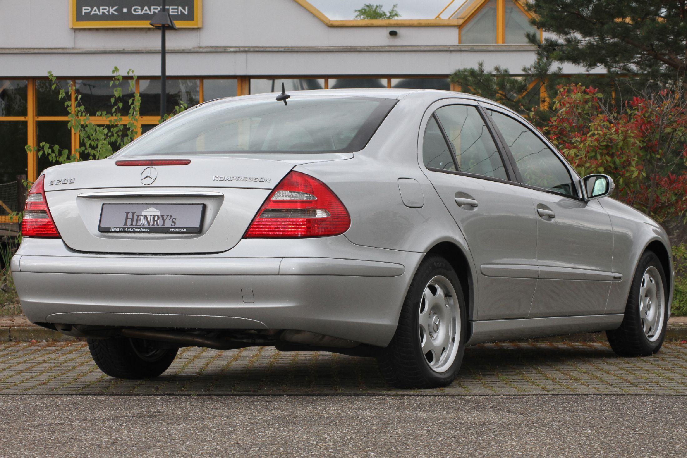 Detail b: Mercedes-Benz E 200 Kompressor, Fahrgestellnummer: WDB2110421A343174, EZ 07/2003, 3. Hand ( 2. auf 3. Hand innerhalb der Familie), Laufleistung ca. ...