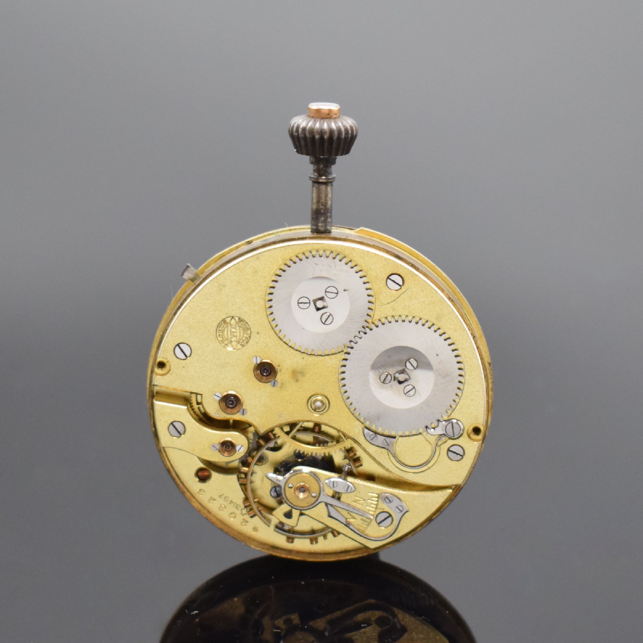 IWC Savonette Taschenuhrwerk Kaliber 53, Schweiz um 1908, Emailzifferbl. m. arab. Zahlen riss., Louis-Zeiger, Werk verg., 3 verschr. Chatons, ...