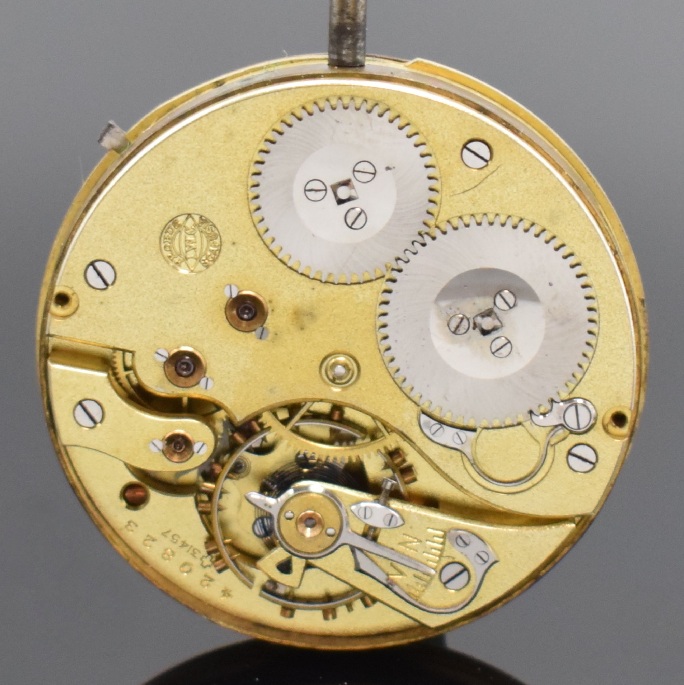 Detail a: IWC Savonette Taschenuhrwerk Kaliber 53, Schweiz um 1908, Emailzifferbl. m. arab. Zahlen riss., Louis-Zeiger, Werk verg., 3 verschr. Chatons, ...