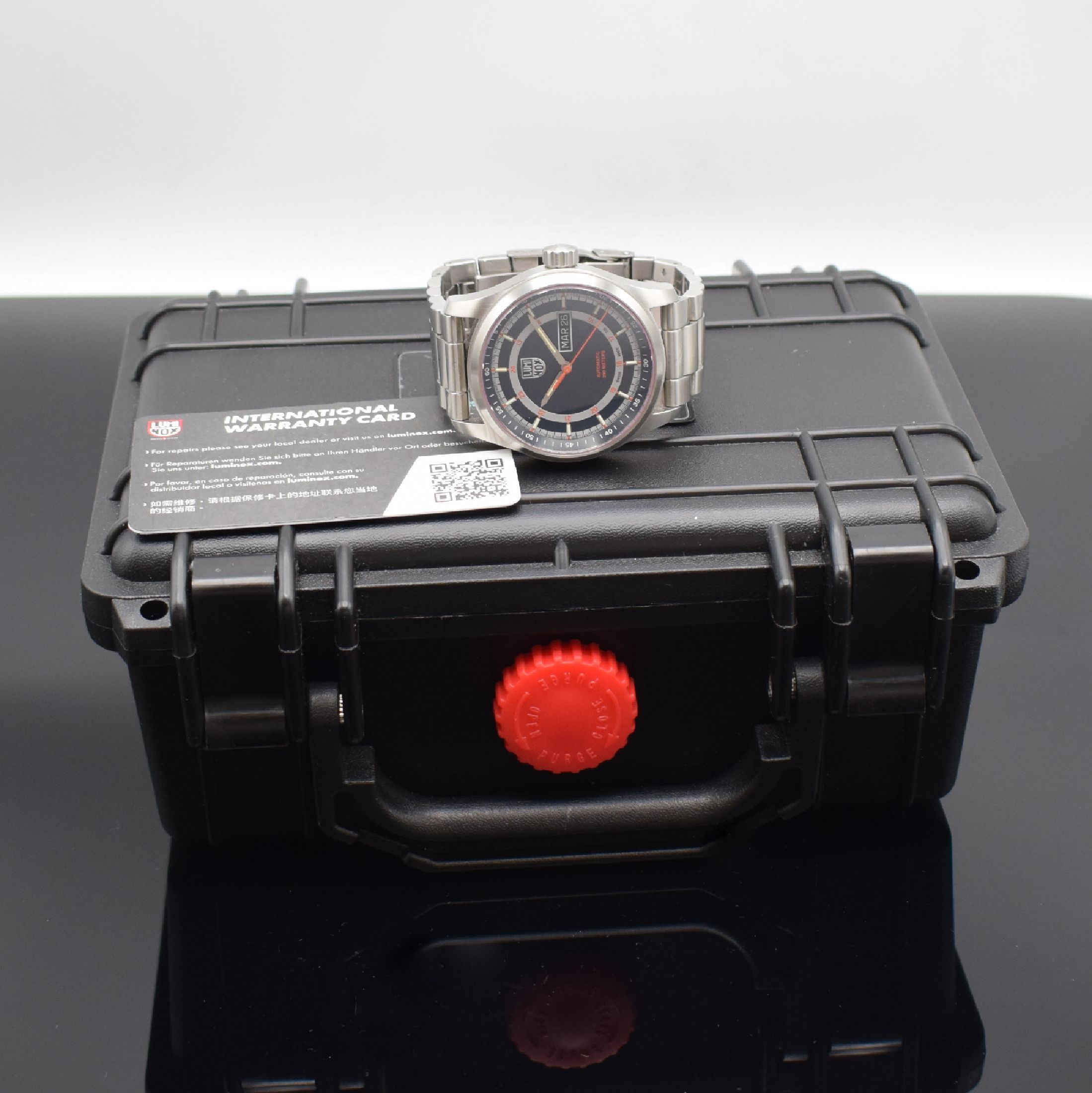 Detail e: LUMINOX Atacama Field XL.1902 Herrenarmbanduhr in Stahl, Schweiz um 2015, Automatik, Boden und Krone verschr., orig. Gliederband m. Faltschl., ...