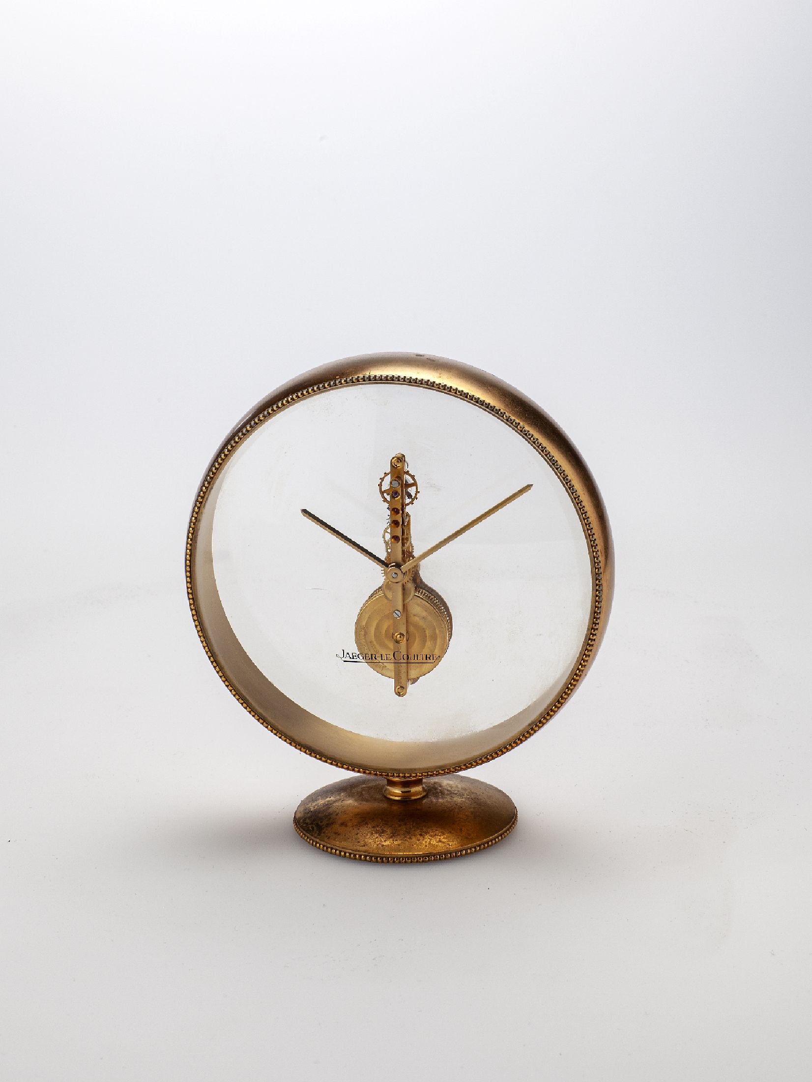 Jaeger-LeCoultre kleine Tischuhr mit 8-Tage Stabwerk, Schweiz um 1965, rundes Geh. verg., auf rückseitigem Plexiglas montiertes verg. Werk, 16 St., ...