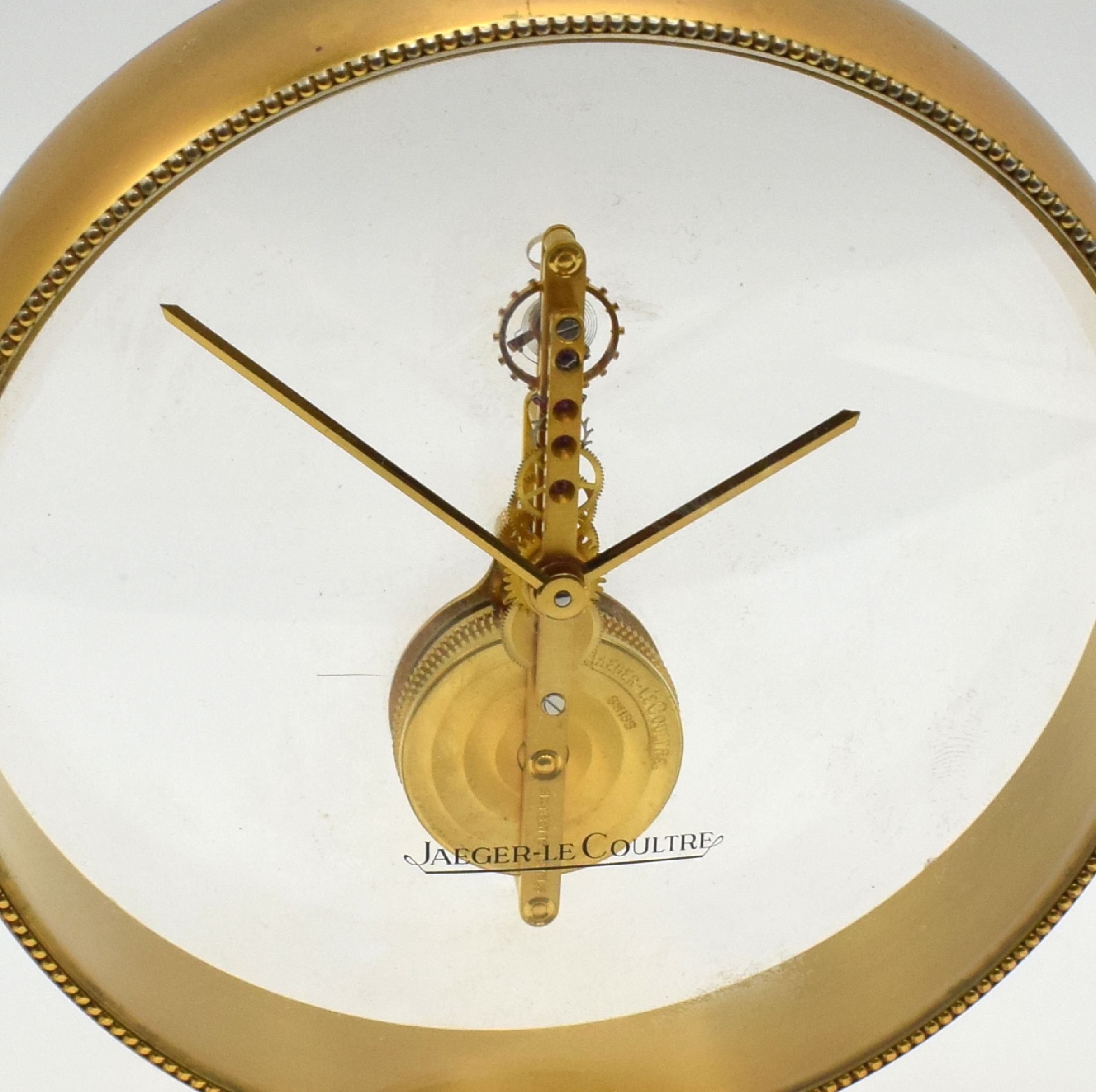 Detail a: Jaeger-LeCoultre kleine Tischuhr mit 8-Tage Stabwerk, Schweiz um 1965, rundes Geh. verg., auf rückseitigem Plexiglas montiertes verg. Werk, 16 St., ...