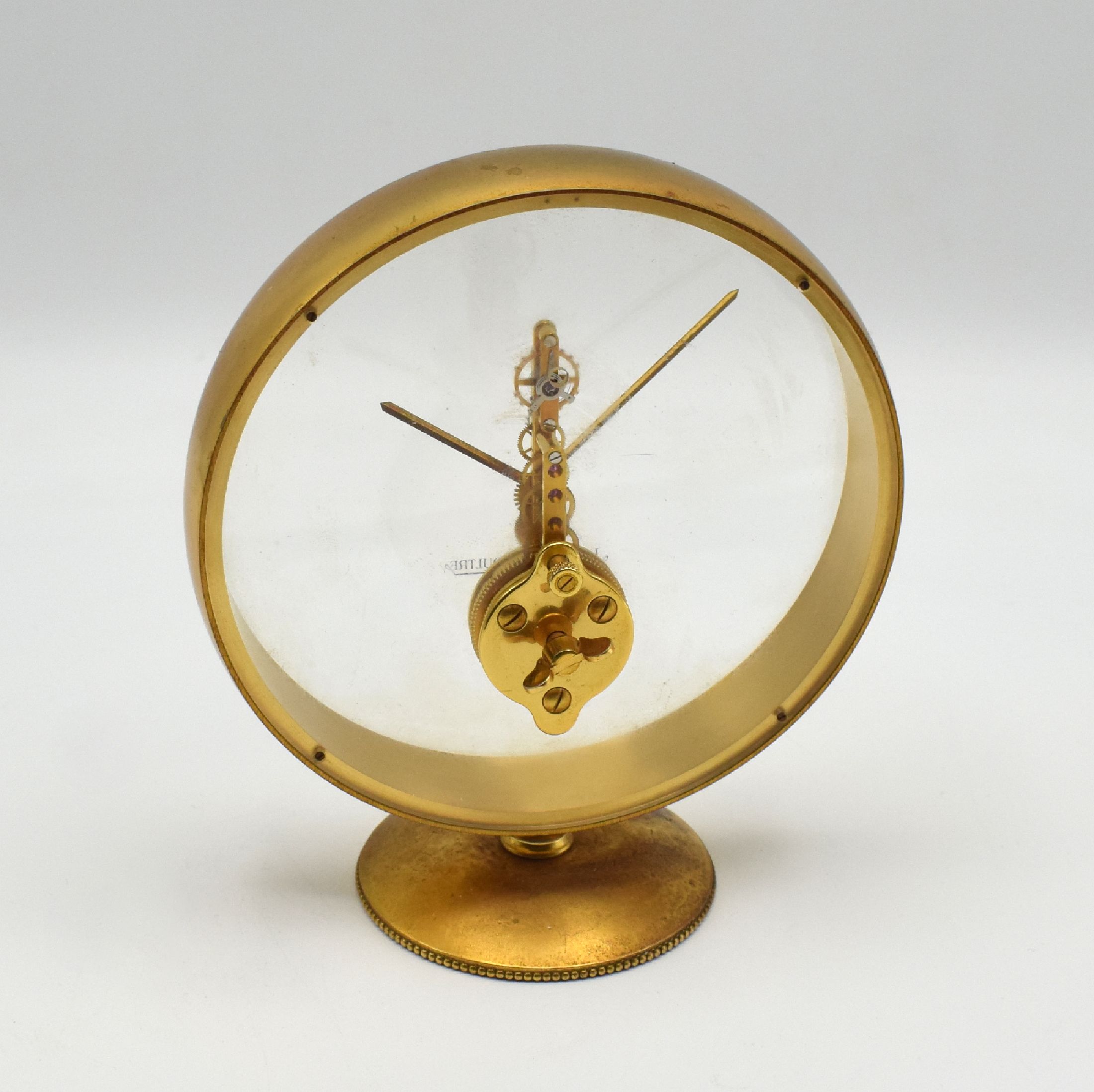 Detail c: Jaeger-LeCoultre kleine Tischuhr mit 8-Tage Stabwerk, Schweiz um 1965, rundes Geh. verg., auf rückseitigem Plexiglas montiertes verg. Werk, 16 St., ...