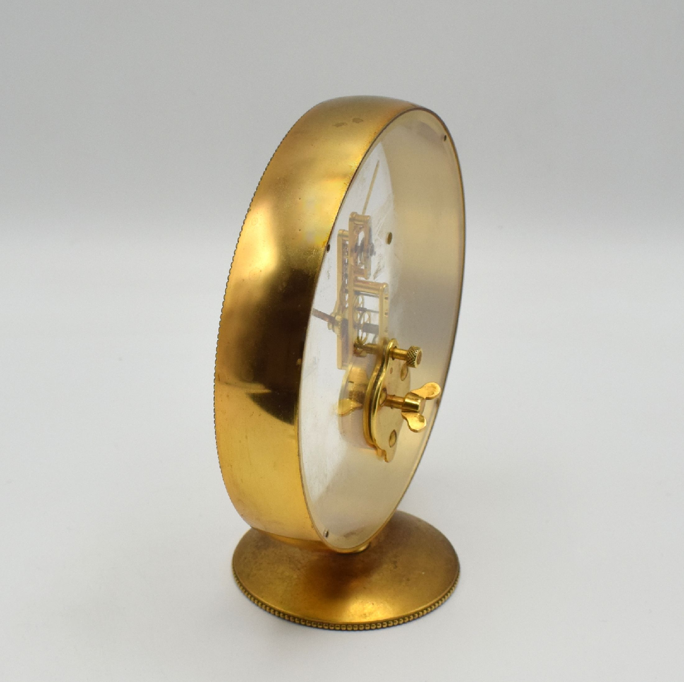 Detail d: Jaeger-LeCoultre kleine Tischuhr mit 8-Tage Stabwerk, Schweiz um 1965, rundes Geh. verg., auf rückseitigem Plexiglas montiertes verg. Werk, 16 St., ...
