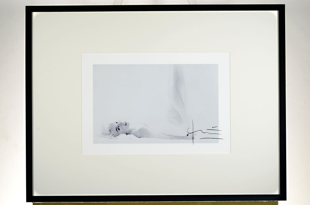 Detail k: Bert Stern, 1926 Brooklyn -New York 2013, Fotografie auf dickem, matten Fotopapier, "Marilyn Tornado", handsigniert, auf der Rückseite ...