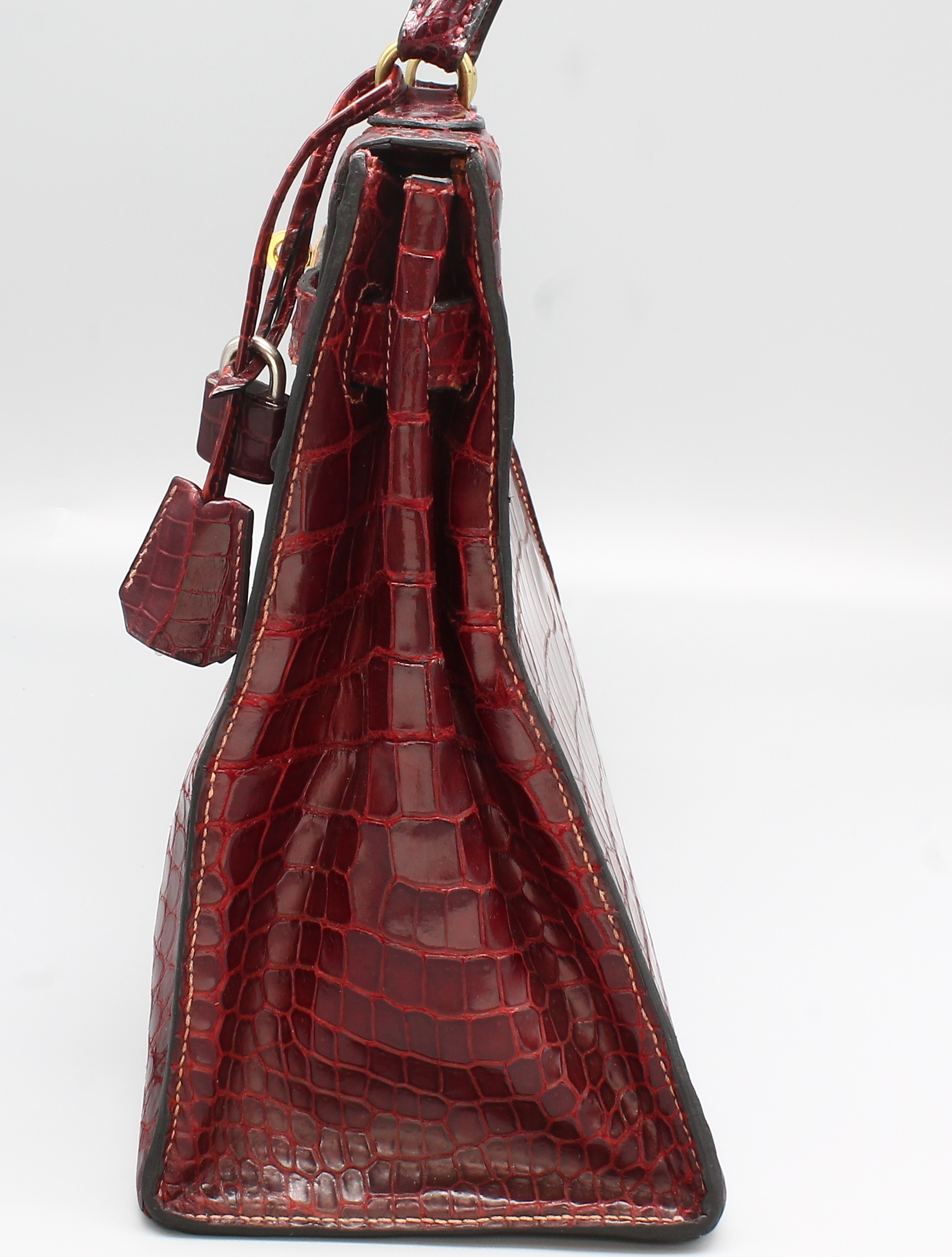 Detail a: Seltene HERMES Kelly Bag 32, Shiny Crocodile in bordeauxrot, innen mit Ziegenleder, goldfarb. Hardware, orig. Schloß, mit Krokodilleder bezogen und ...