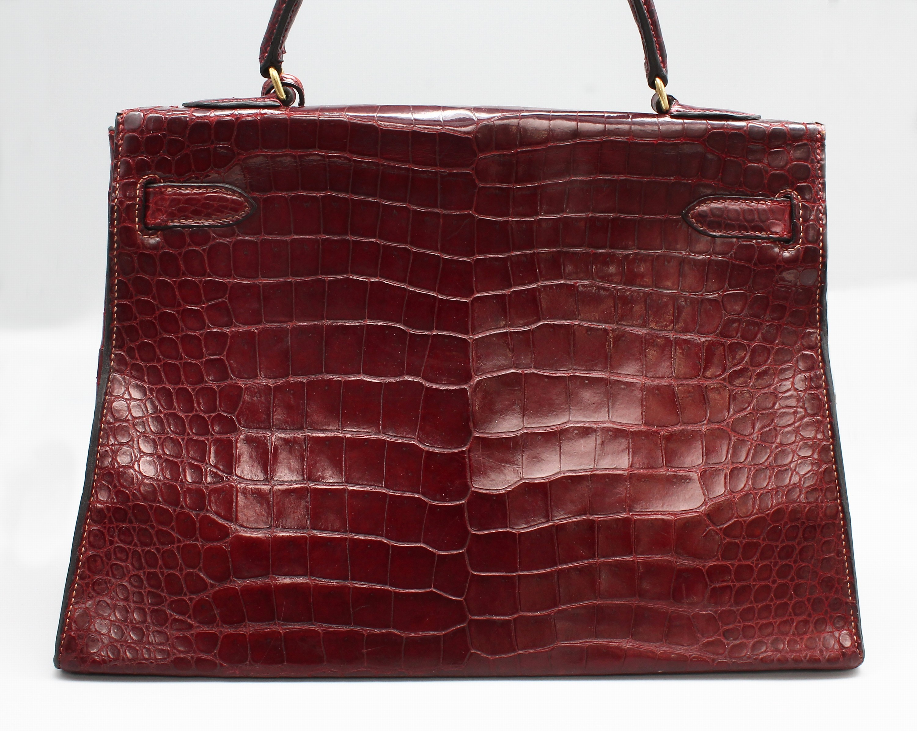 Detail b: Seltene HERMES Kelly Bag 32, Shiny Crocodile in bordeauxrot, innen mit Ziegenleder, goldfarb. Hardware, orig. Schloß, mit Krokodilleder bezogen und ...