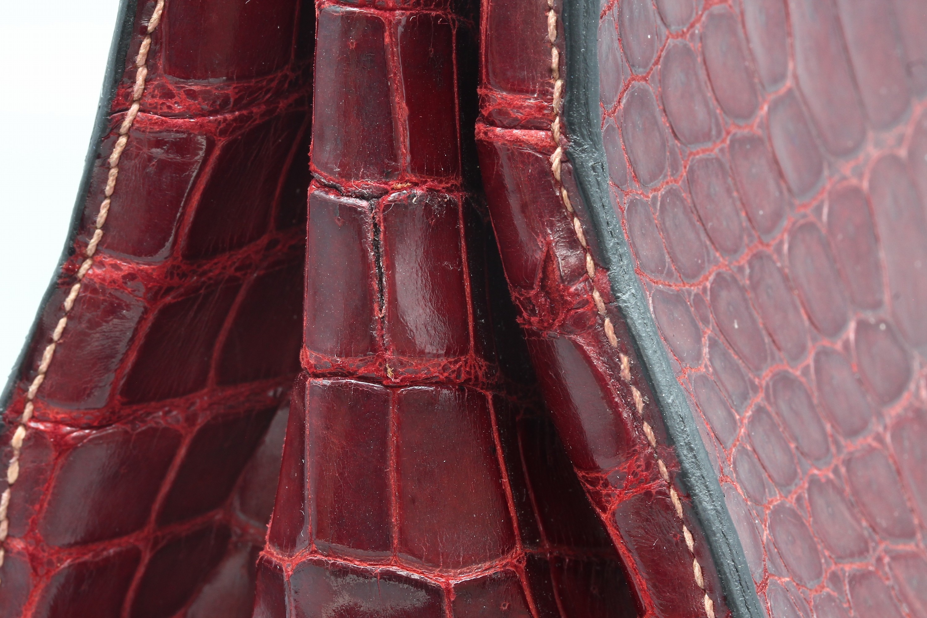 Detail c: Seltene HERMES Kelly Bag 32, Shiny Crocodile in bordeauxrot, innen mit Ziegenleder, goldfarb. Hardware, orig. Schloß, mit Krokodilleder bezogen und ...