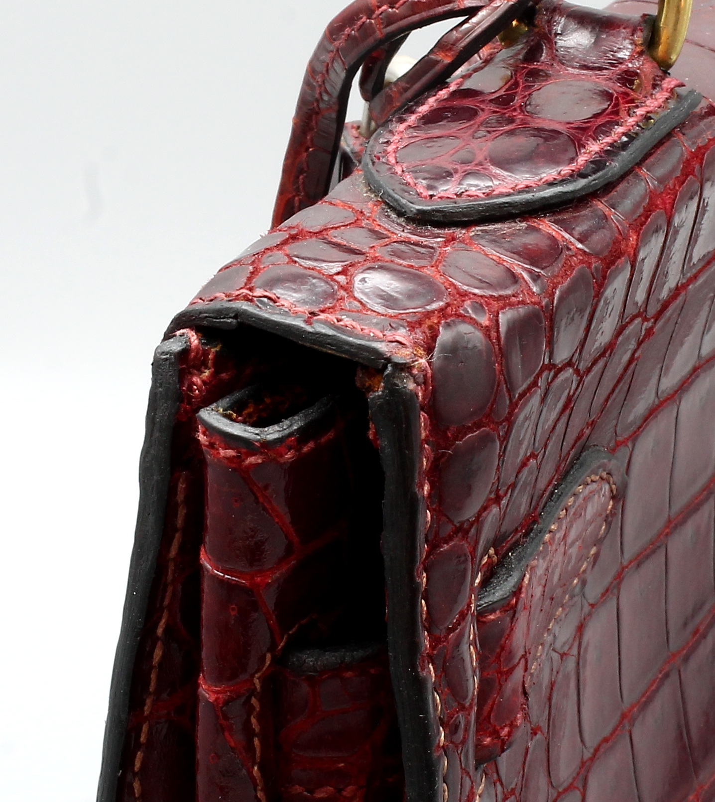 Detail d: Seltene HERMES Kelly Bag 32, Shiny Crocodile in bordeauxrot, innen mit Ziegenleder, goldfarb. Hardware, orig. Schloß, mit Krokodilleder bezogen und ...