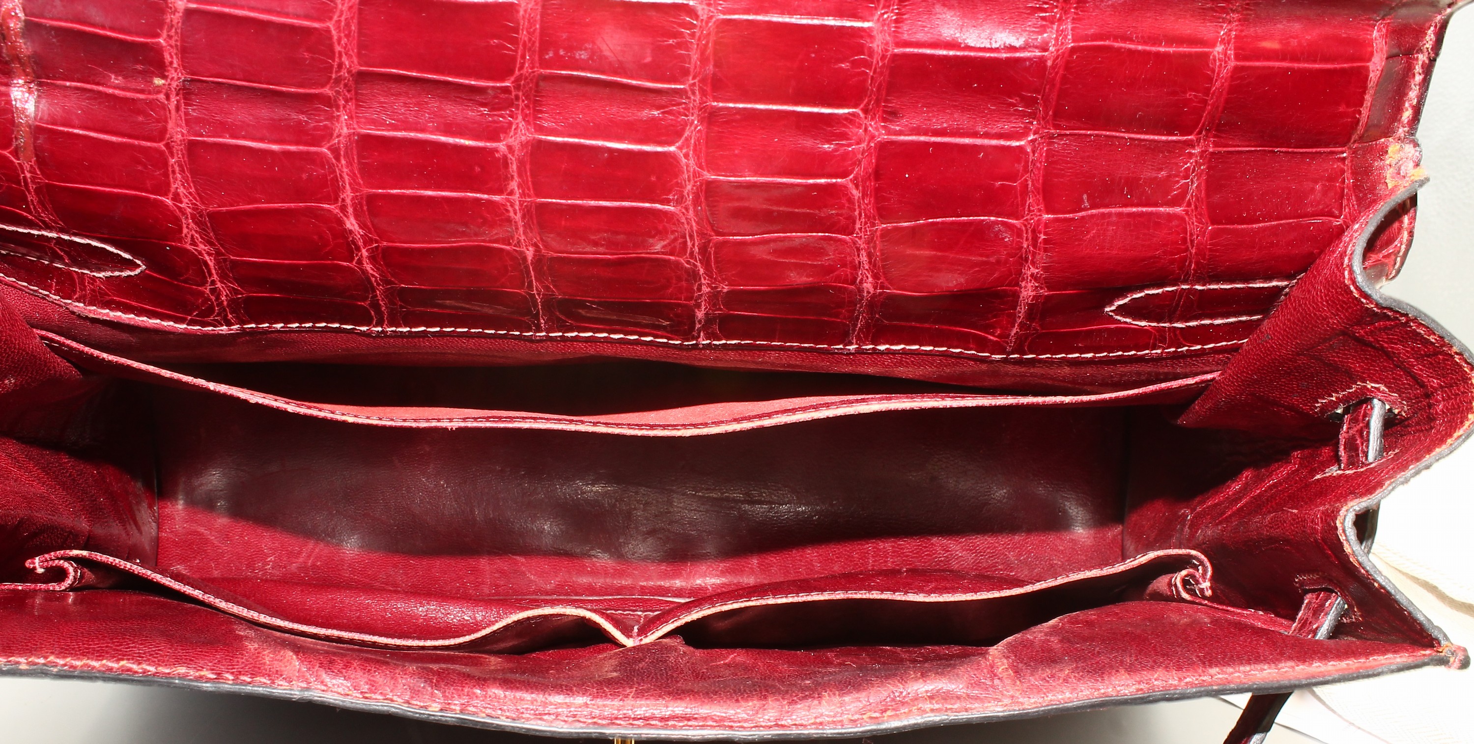 Detail e: Seltene HERMES Kelly Bag 32, Shiny Crocodile in bordeauxrot, innen mit Ziegenleder, goldfarb. Hardware, orig. Schloß, mit Krokodilleder bezogen und ...