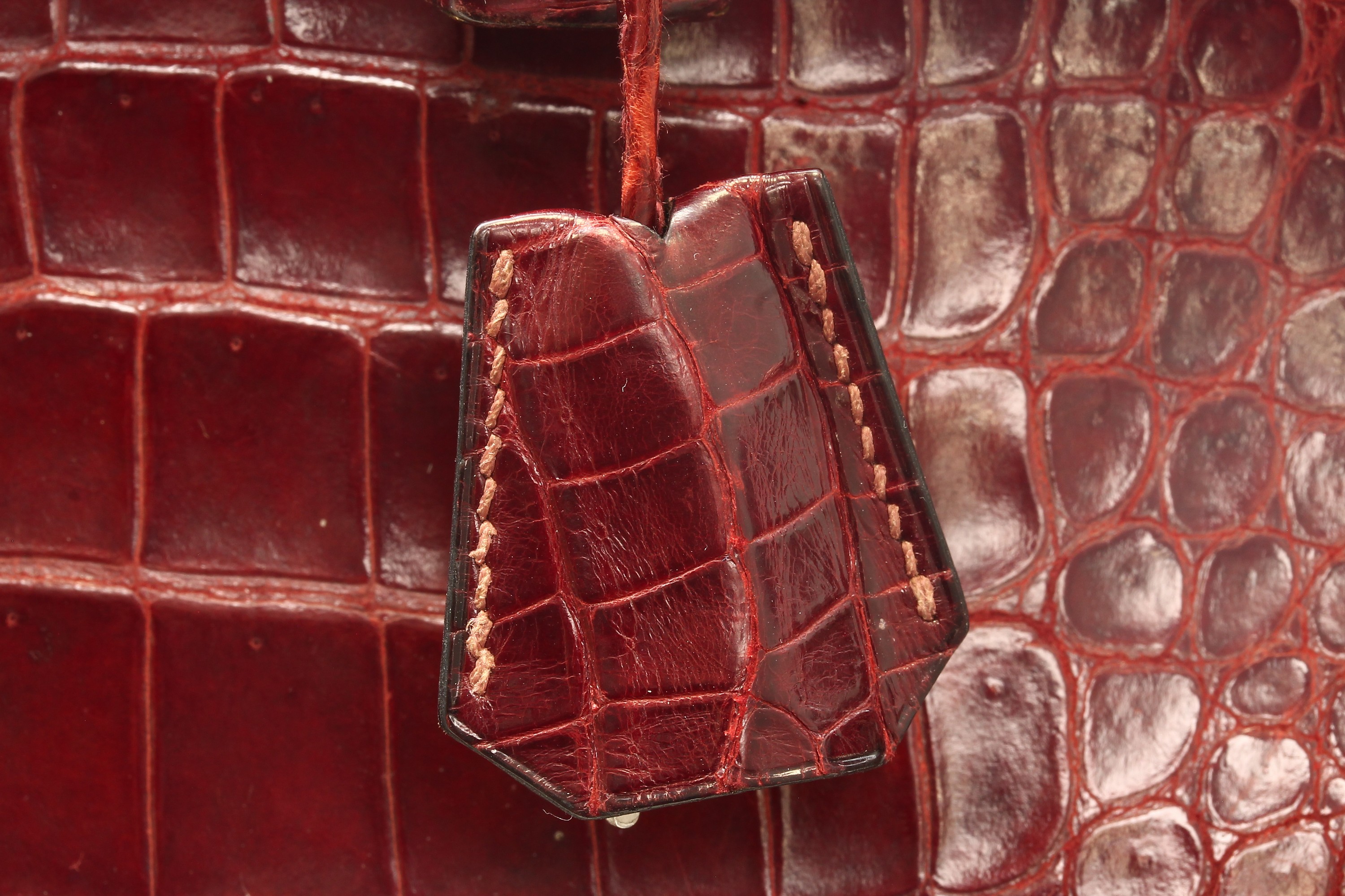 Detail f: Seltene HERMES Kelly Bag 32, Shiny Crocodile in bordeauxrot, innen mit Ziegenleder, goldfarb. Hardware, orig. Schloß, mit Krokodilleder bezogen und ...