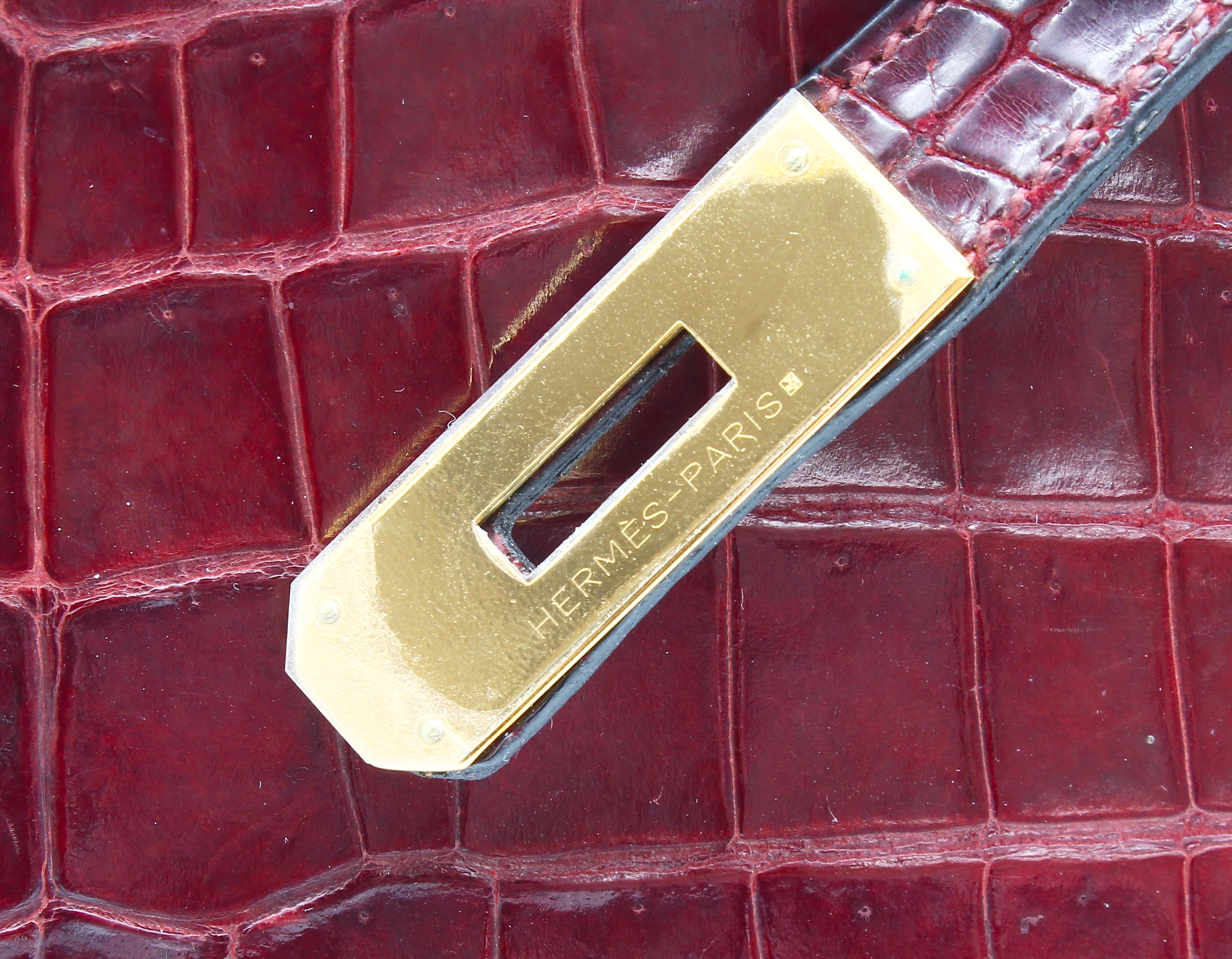Detail g: Seltene HERMES Kelly Bag 32, Shiny Crocodile in bordeauxrot, innen mit Ziegenleder, goldfarb. Hardware, orig. Schloß, mit Krokodilleder bezogen und ...