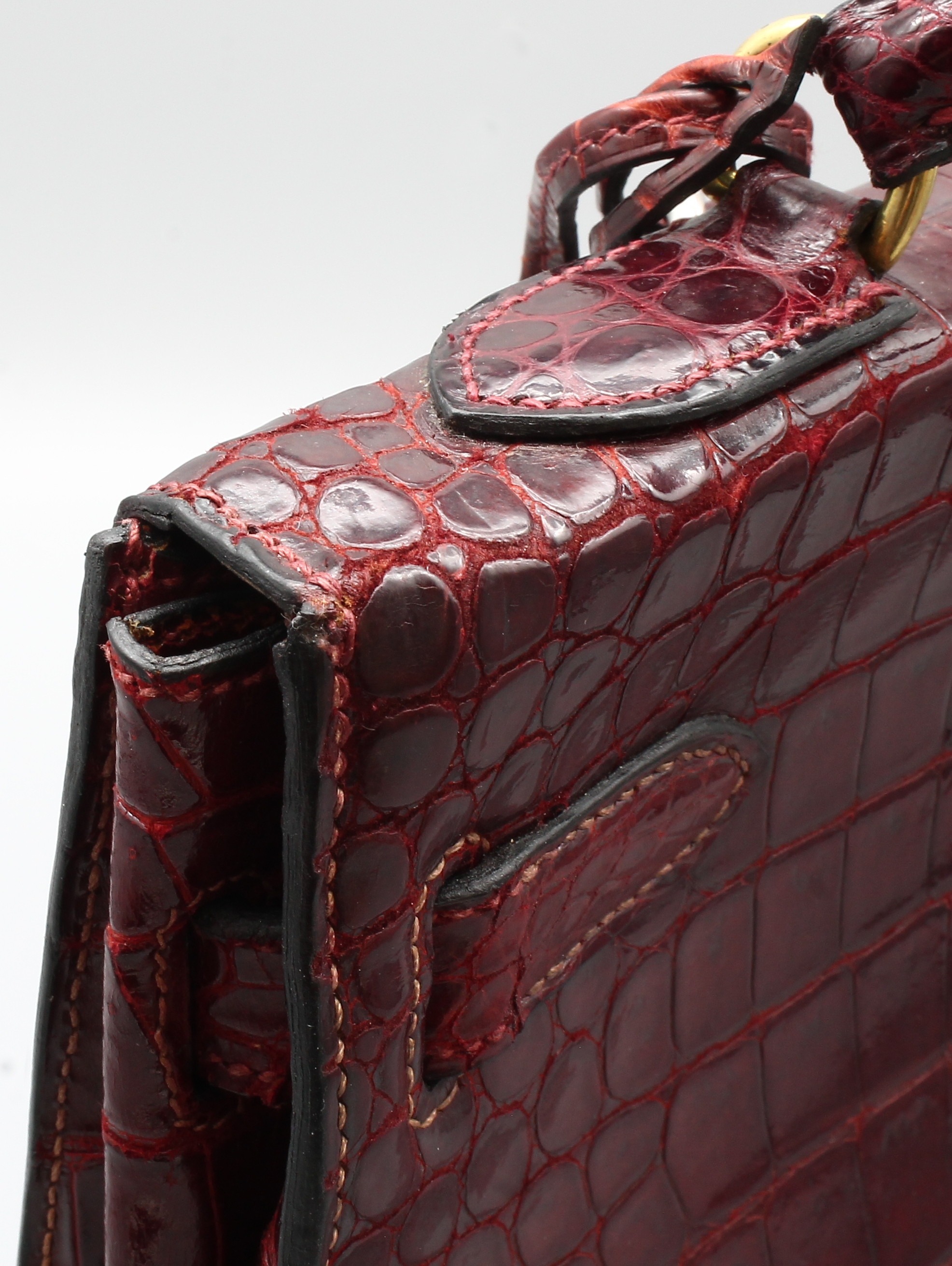 Detail i: Seltene HERMES Kelly Bag 32, Shiny Crocodile in bordeauxrot, innen mit Ziegenleder, goldfarb. Hardware, orig. Schloß, mit Krokodilleder bezogen und ...