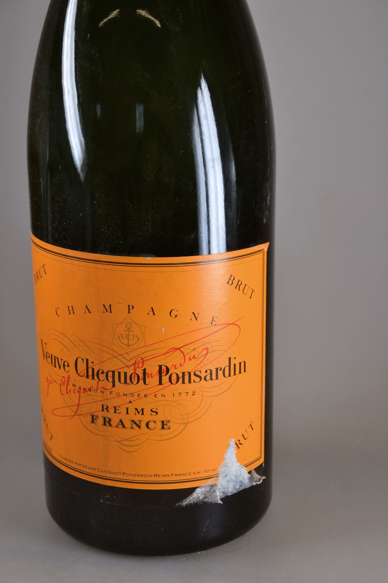 Detail a: 1 Flasche Jeroboam, Veuve Clicquot Ponsardin, Brut, Champagner weiß, 3 Liter, Etikett leicht beschädigt, mit Band am Flaschenhals beklebt, 12 % ...