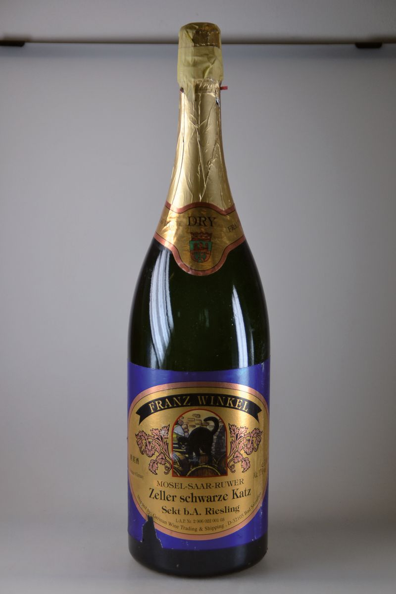 2 Flaschen Jeroboam Riesling-Sekt, Franz Winkel, Mosel-Saar-Ruwe, Zeller schwarze Katz, Dry, Etikett beschädigt, Flaschenhals mit Klebeband ...