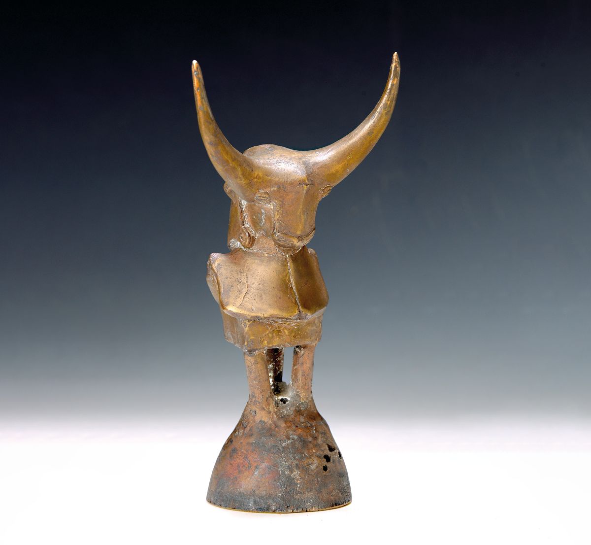 Gernot Rumpf, geb. 1941 Kaiserslautern, Bronzeskulptur, großer Minotaurus/Stier, monogr., H. 24 cm