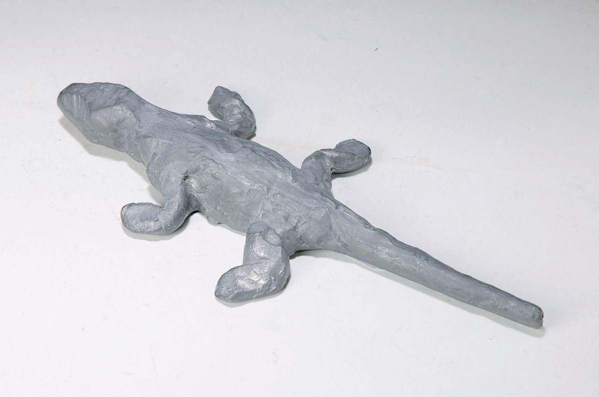 Stephan Balkenhol, geb. 1957, "Echse", Massiver Antimon-Hartbleiguss, unterseitig monogrammiert und num. 75/85, aus 1983, L. ca. 31.5 cm