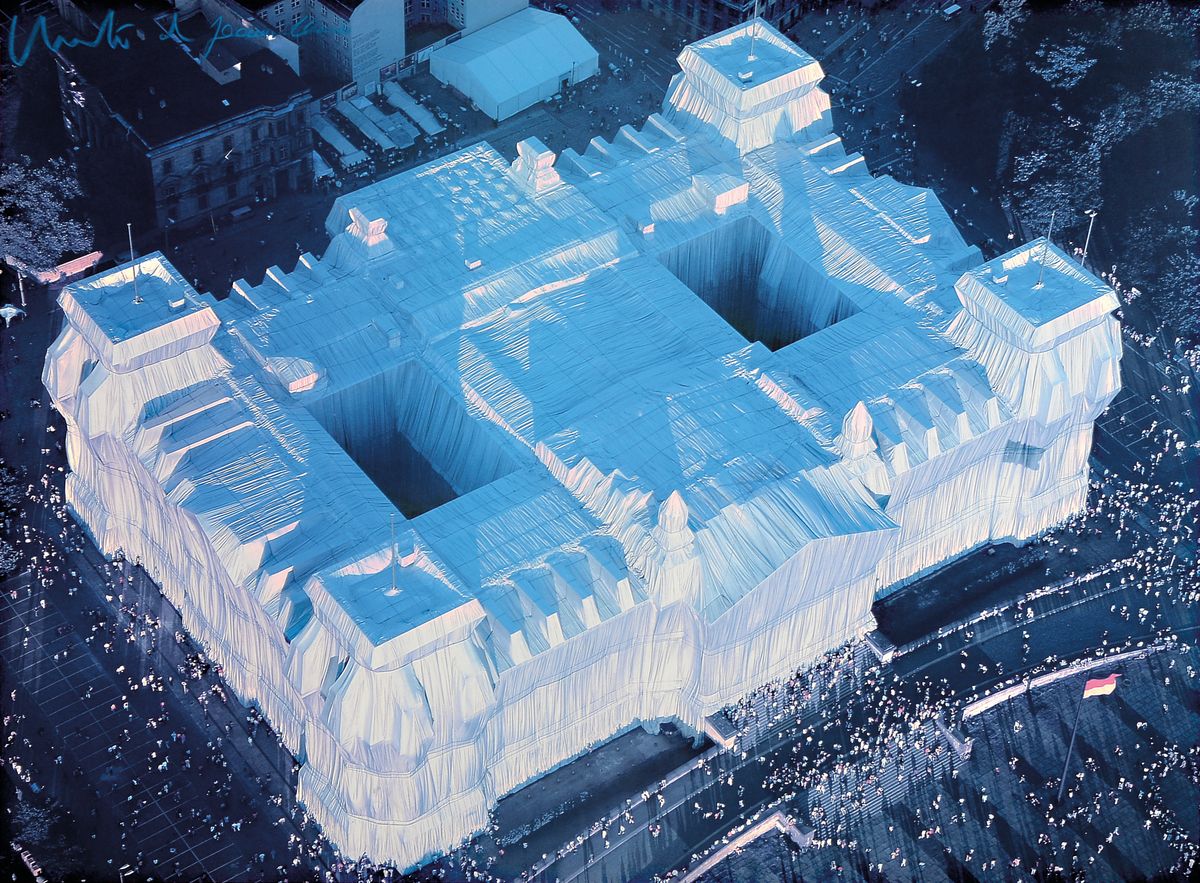 Christo, 1935-2020, "Verhüllter Reichstag-Wrapped Reichstag", Offsetdruck auf gehämmertem Karton, oben linksmit blauem Wachsstift sowohl ...