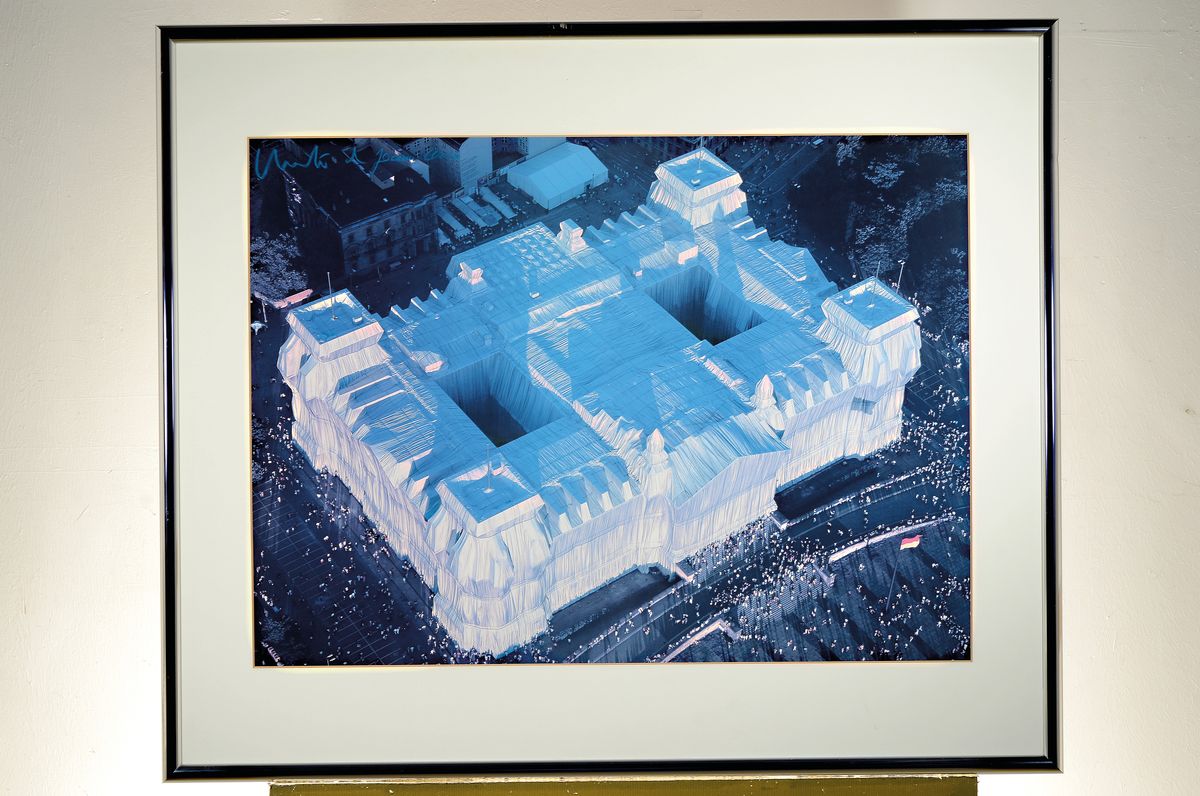 Detail k: Christo, 1935-2020, "Verhüllter Reichstag-Wrapped Reichstag", Offsetdruck auf gehämmertem Karton, oben linksmit blauem Wachsstift sowohl ...