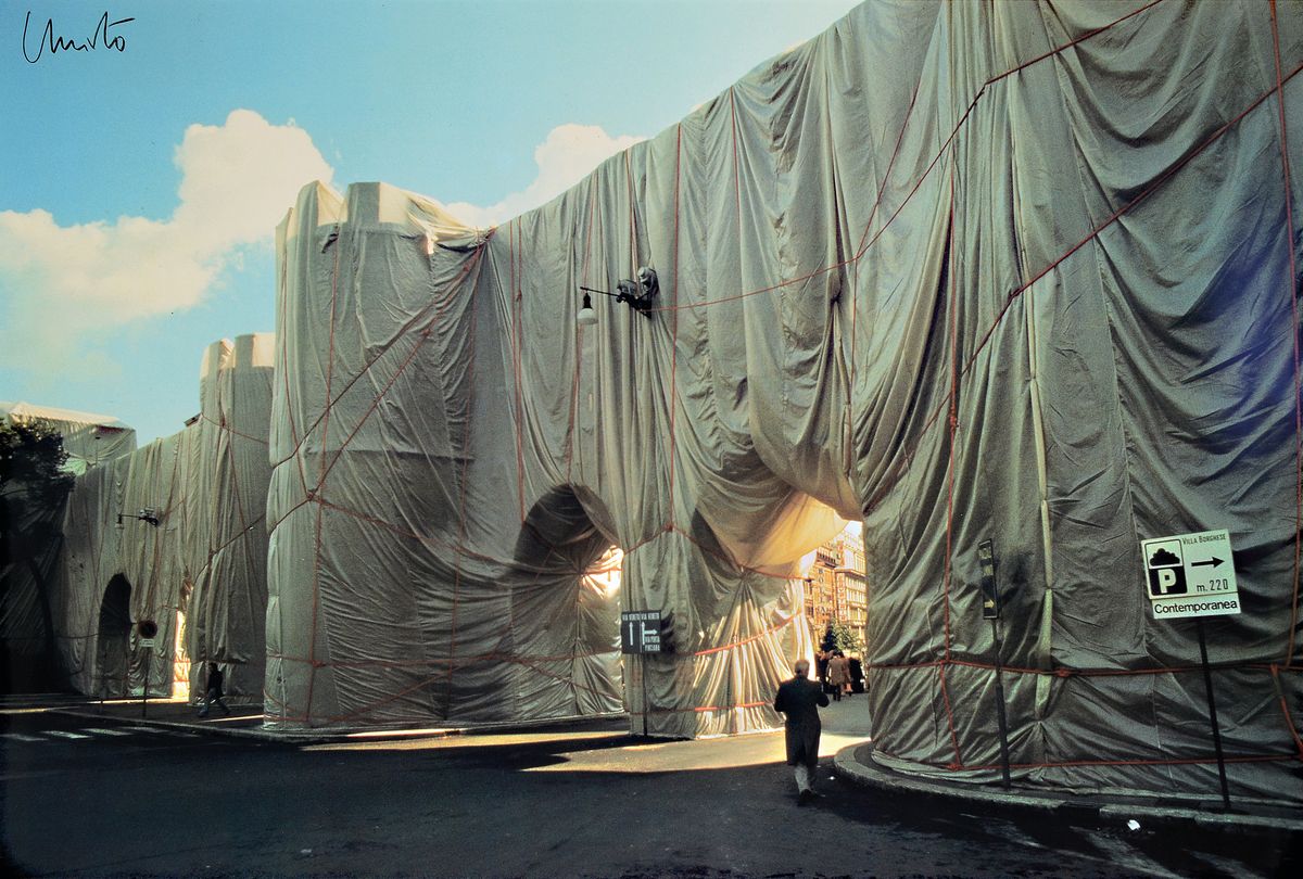 Christo, 1935-2020, Titel: "Wrapped Roman Wall", Offsetdruck auf dünnem Karton, oben links mit schwarzem Stift handsign., stammt aus dem ...