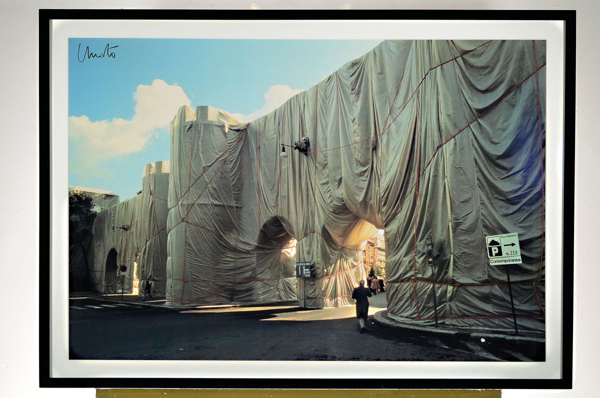 Detail k: Christo, 1935-2020, Titel: "Wrapped Roman Wall", Offsetdruck auf dünnem Karton, oben links mit schwarzem Stift handsign., stammt aus dem ...