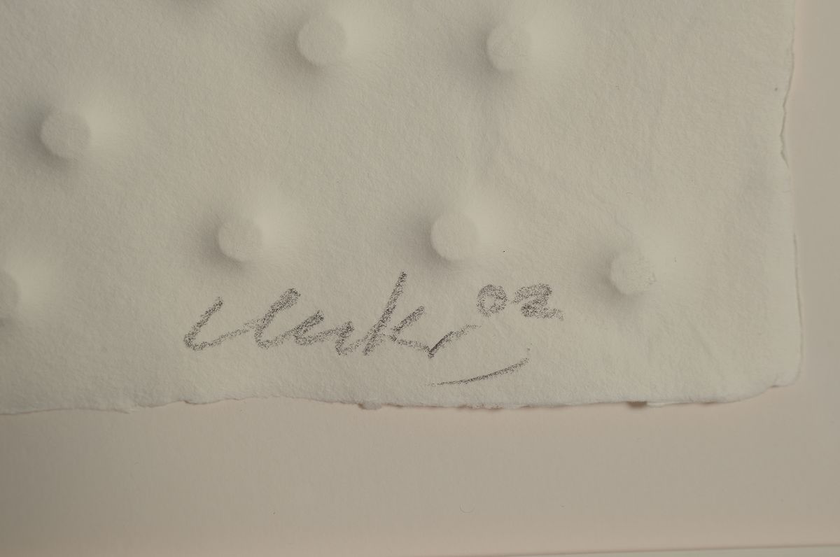 Detail a: Günther Uecker, geb. 1930, Großer Prägedruck auf dickem Eskulan-Bütten, unten rechts handsign., dat. (20)02, links unten num. 77/100, Blatt ca. ...