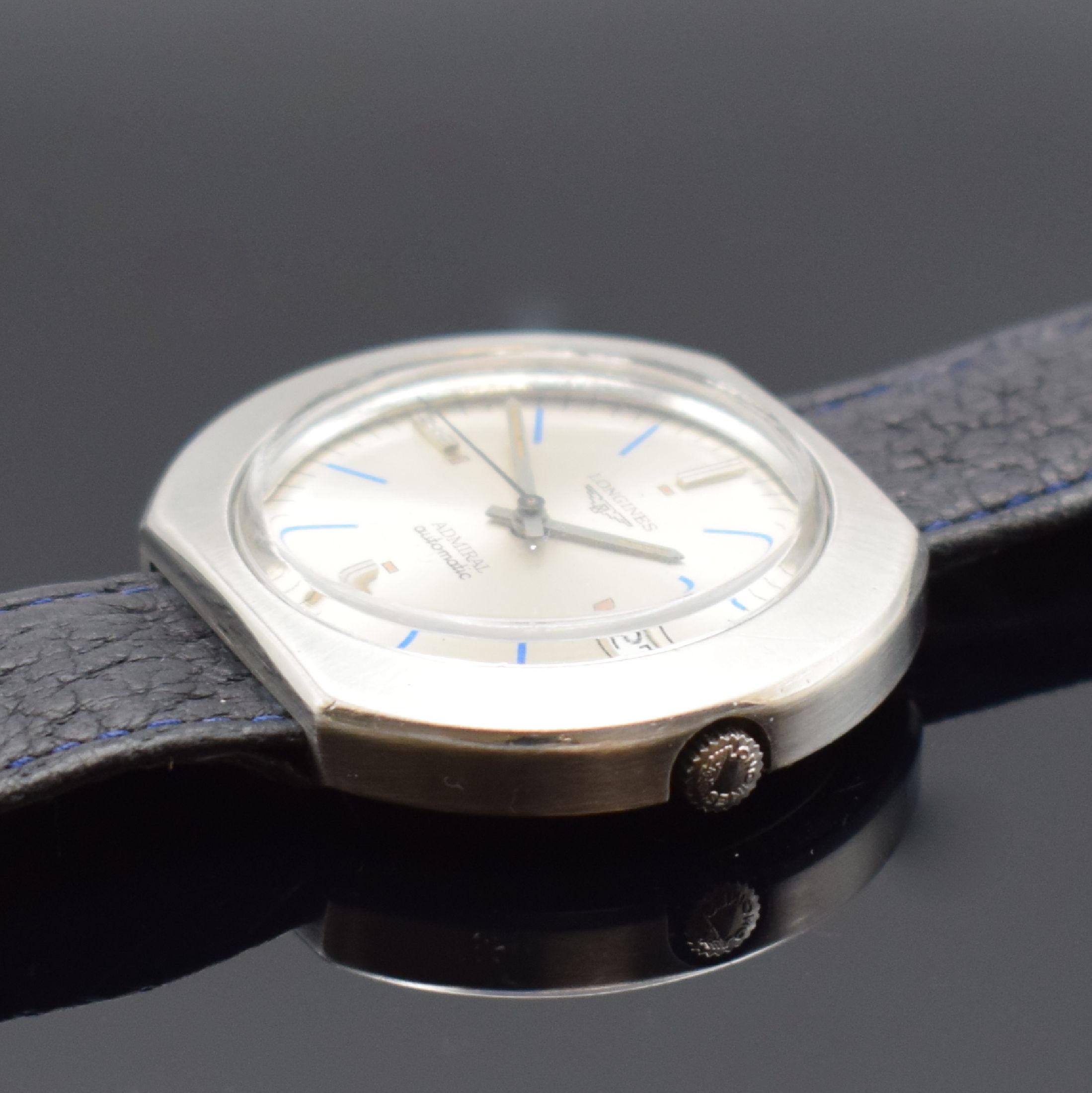 Detail b: LONGINES Admiral Herrenarmbanduhr in Stahl Referenz 8581-1, Schweiz um 1970, Automatik, gedr. Monocoque-Geh., silb. Zifferbl. rest., blaue u. silb. ...