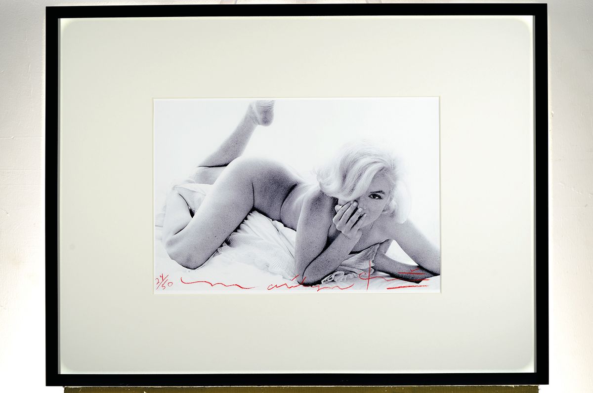 Detail k: Bert Stern, 1926-2013, "Marilyn Baby on Bed", Fotografie auf dickem, mattem Fotopapier, handsign., num. 24/50, auf der Rückseite der ...