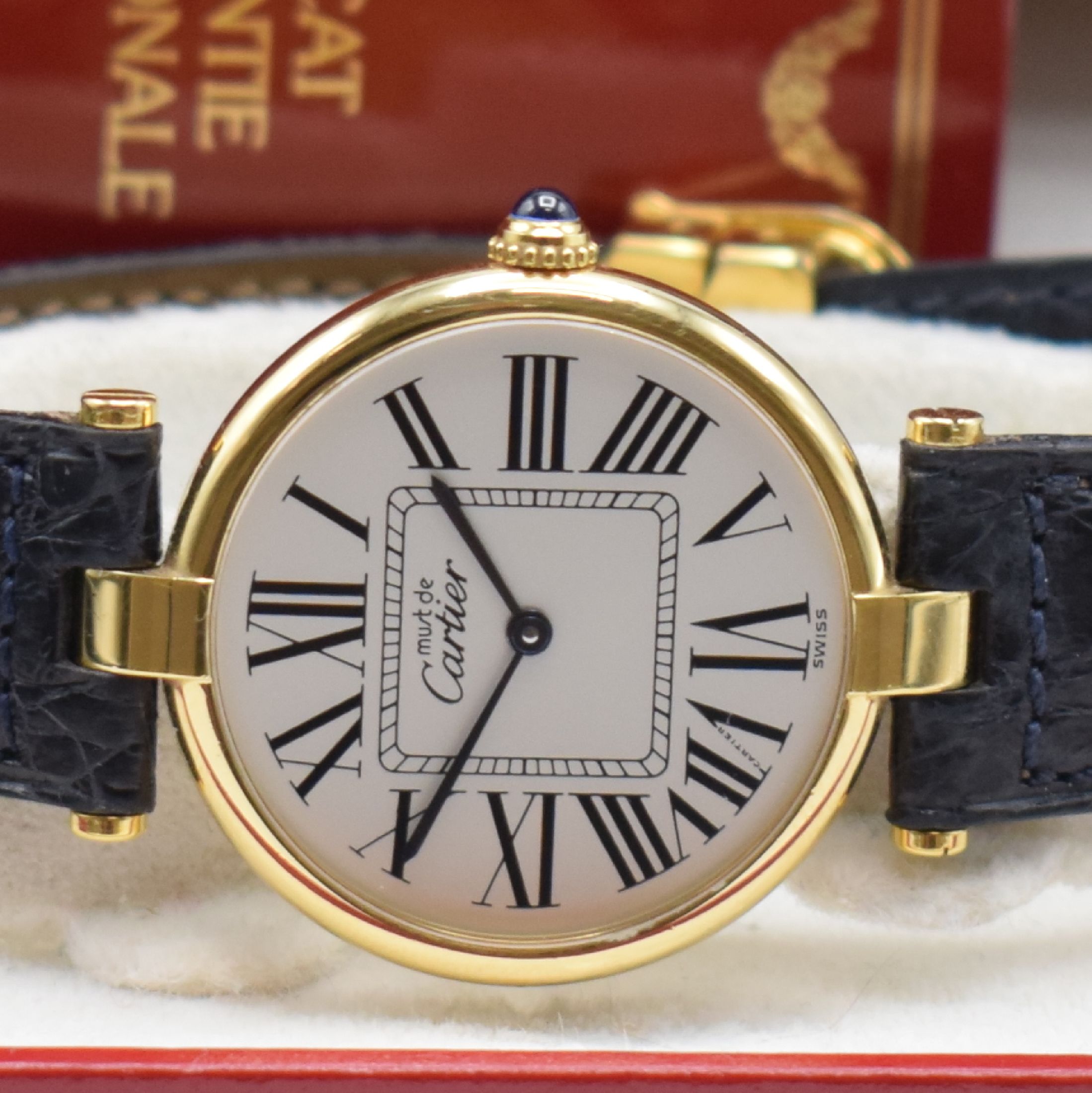Detail b: CARTIER Paris Vermeil Damenarmbanduhr Referenz 59003 mit original Box und Zertifikat, Schweiz um 1993, quarz, verg. Silbergehäuse, Boden 2-fach ...
