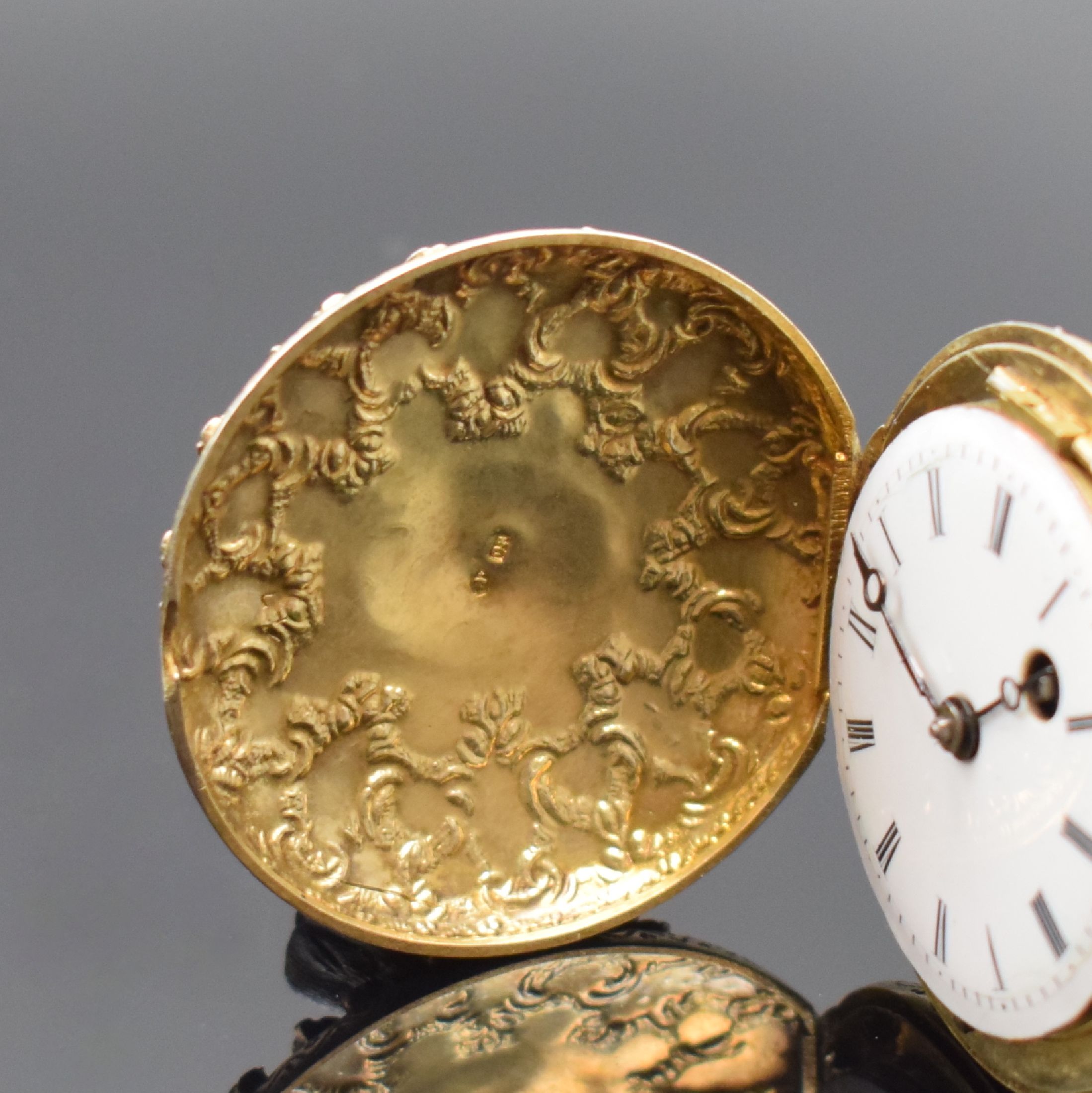 Detail b: Vergoldete Spindeltaschenuhr mit Steinbesatz, Schweiz um 1820, späteres, verg. Silbergehäuse, im Zentrum königliches Email-Portrait, ...