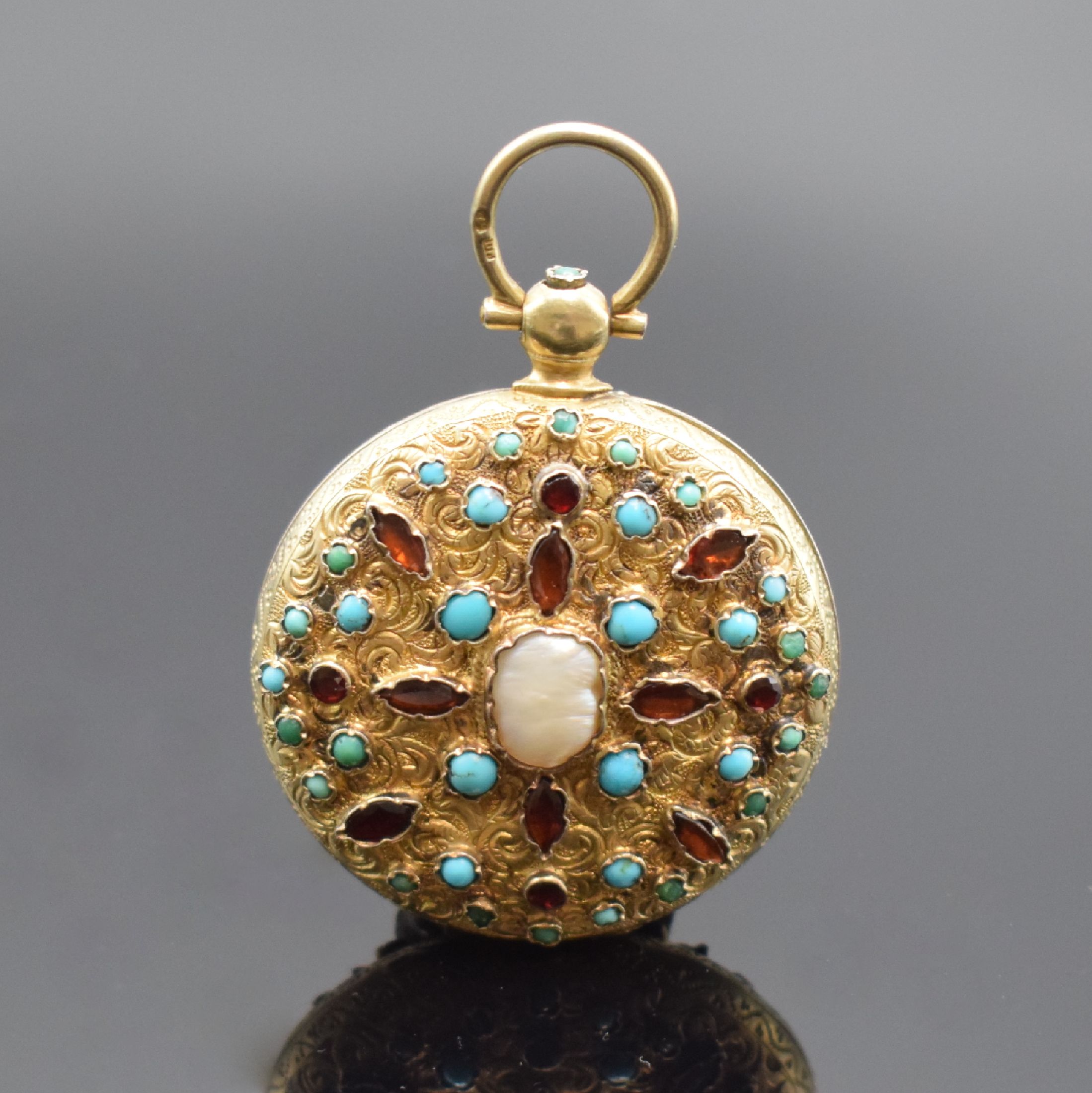 Detail c: Vergoldete Spindeltaschenuhr mit Steinbesatz, Schweiz um 1820, späteres, verg. Silbergehäuse, im Zentrum königliches Email-Portrait, ...