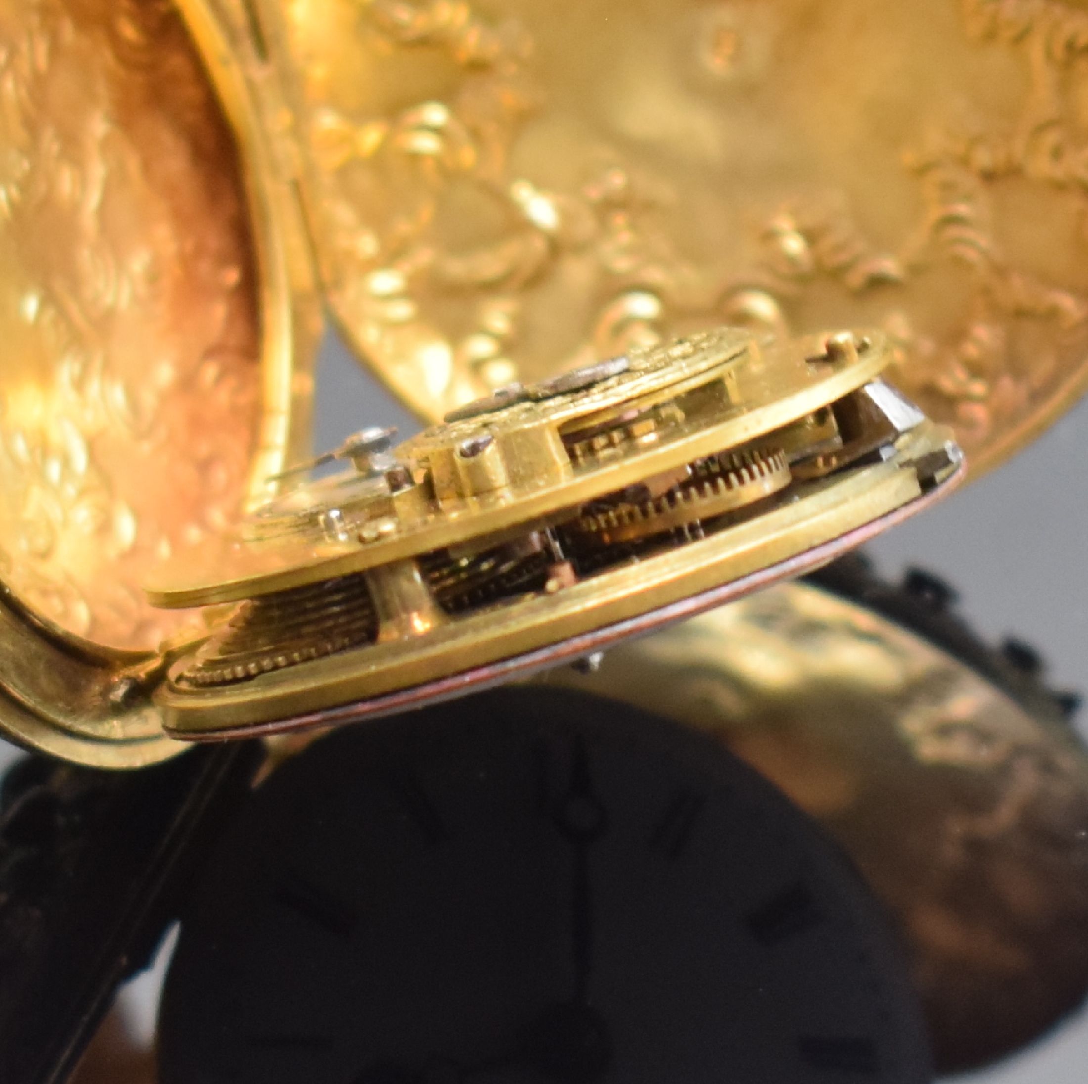 Detail e: Vergoldete Spindeltaschenuhr mit Steinbesatz, Schweiz um 1820, späteres, verg. Silbergehäuse, im Zentrum königliches Email-Portrait, ...