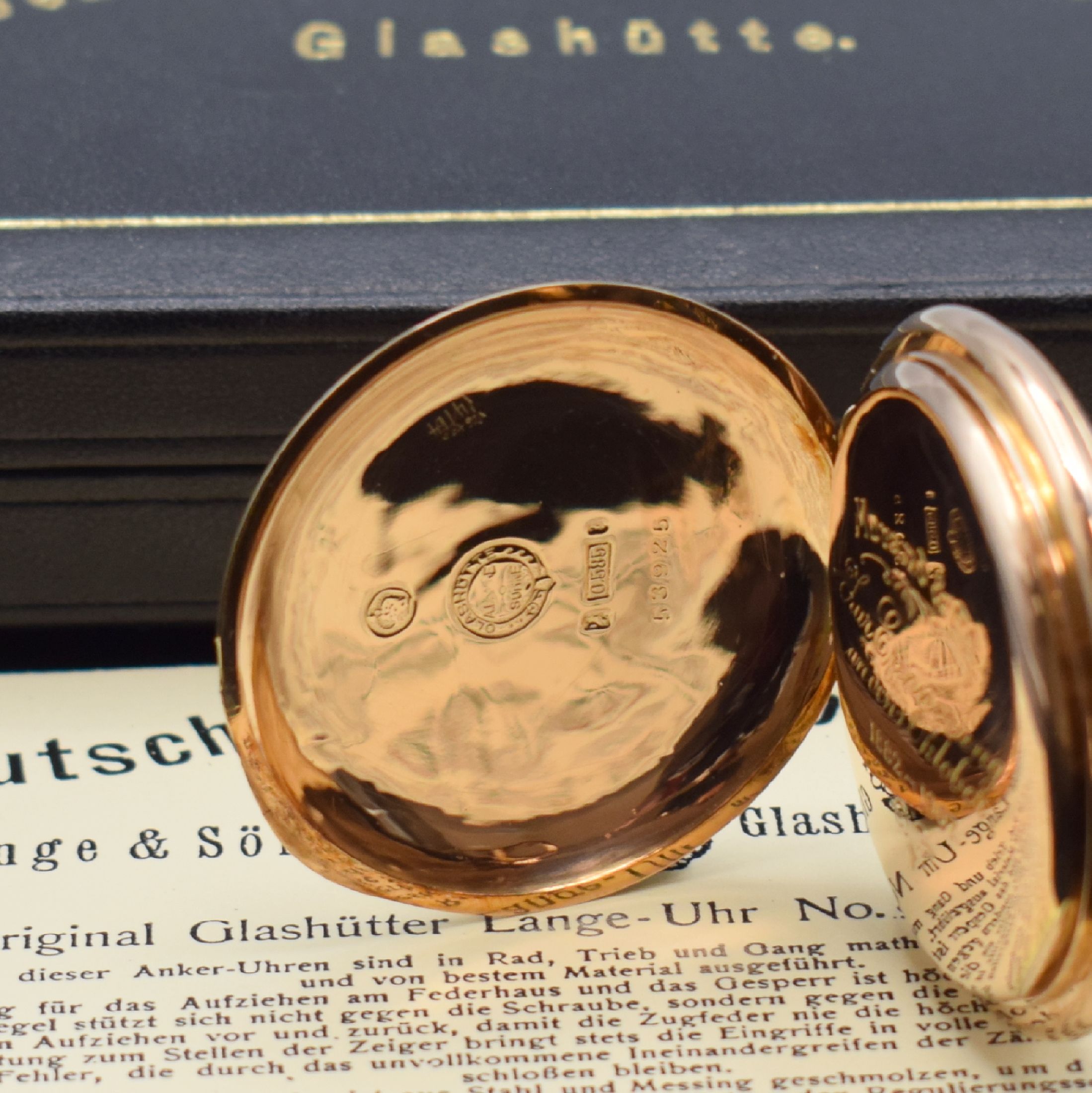 Detail d: A. LANGE & SÖHNE DUF Savonette in RG 585/000, Deutschland um 1905, guill. 3- Deckel Goldgeh. dell./ber., Sprungdeckel m. Schmuckmonogramm, Cuv. m. ...
